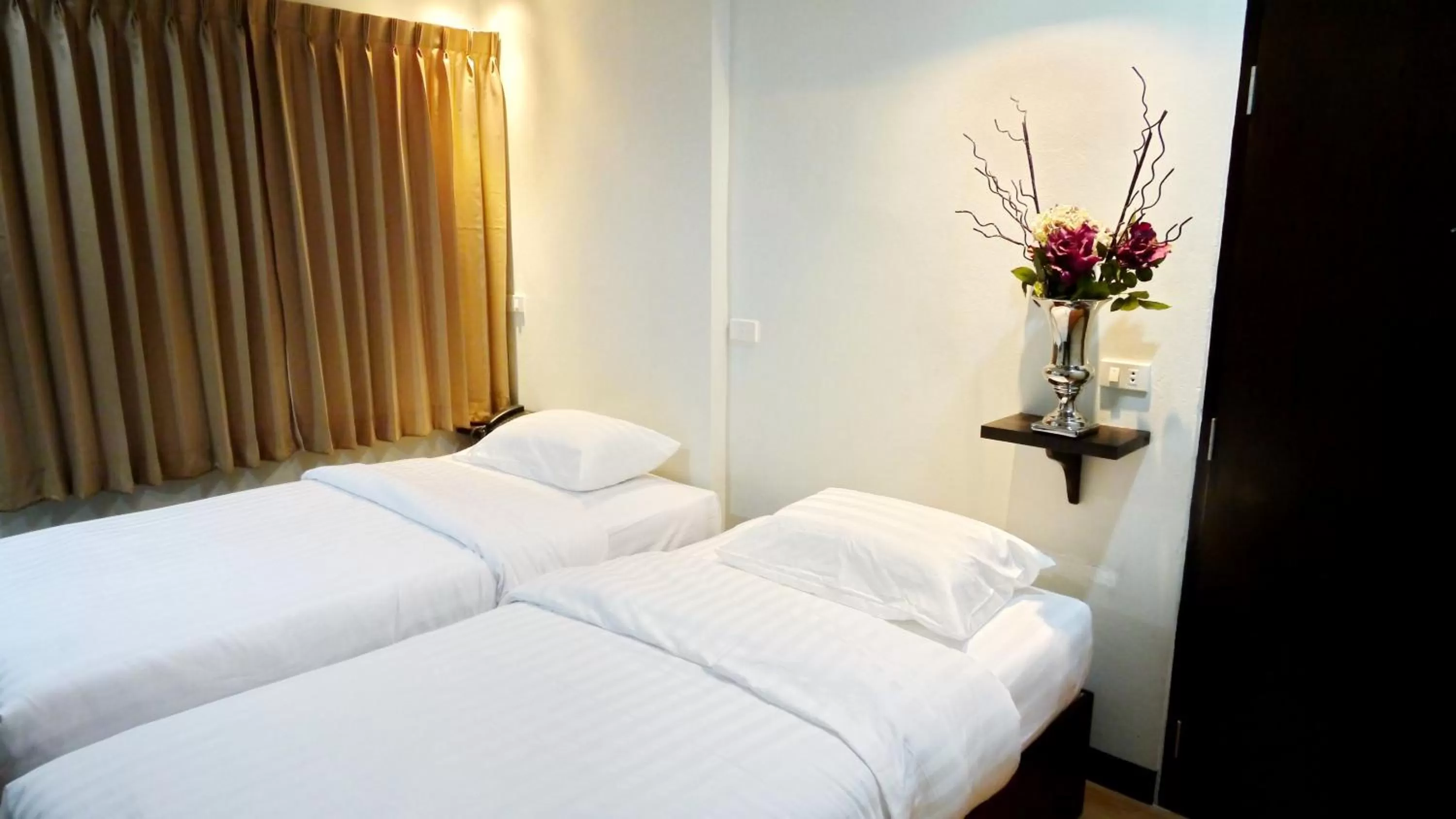 Bed in Basic Line Hotel @ Loikroh