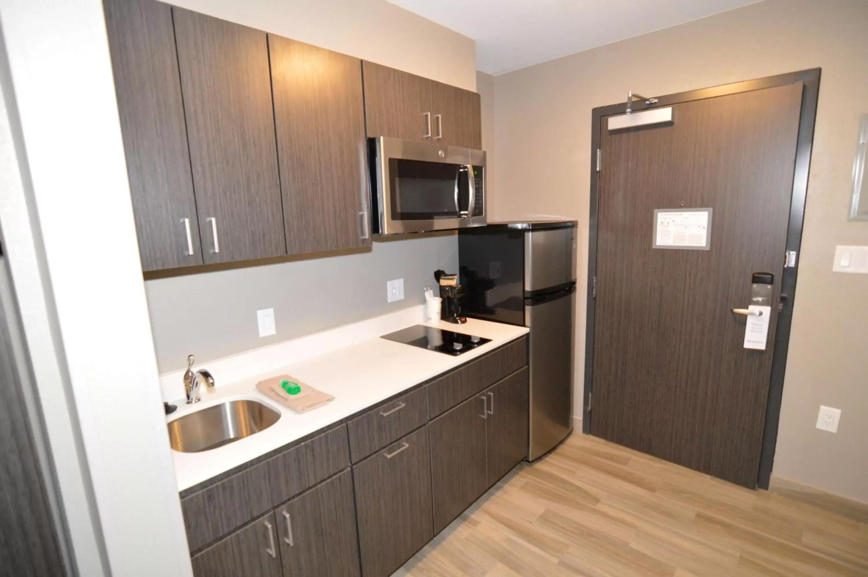 Photo of the whole room, Kitchen/Kitchenette in Best Western Plus Pasadena Inn & Suites