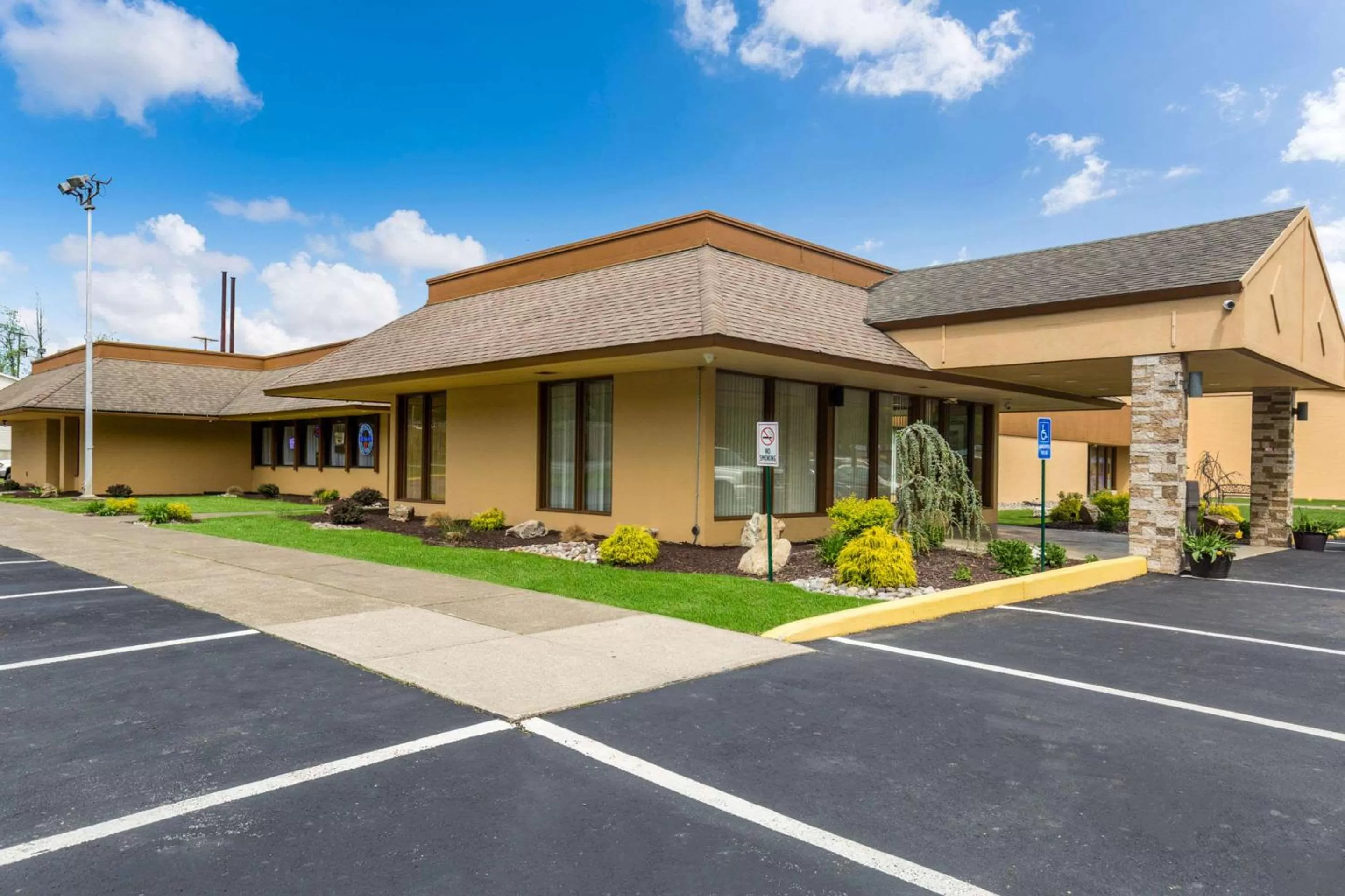 Property building in Fairmount Inn & Suites - Stroudsburg, Poconos