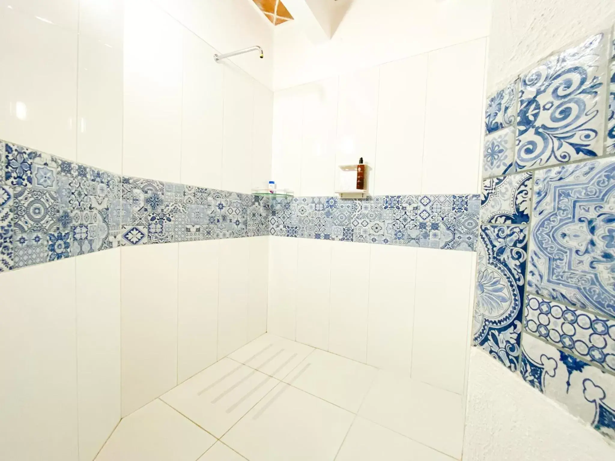 Shower, Bathroom in Molino de los Reyes By Rotamundos