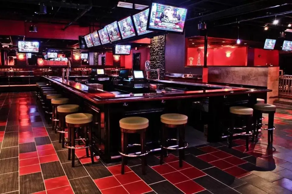 Lounge or bar in Ramada by Wyndham Rochelle Park Near Paramus Lounge or bar in Ramada by Wyndham Rochelle Park Near Paramus