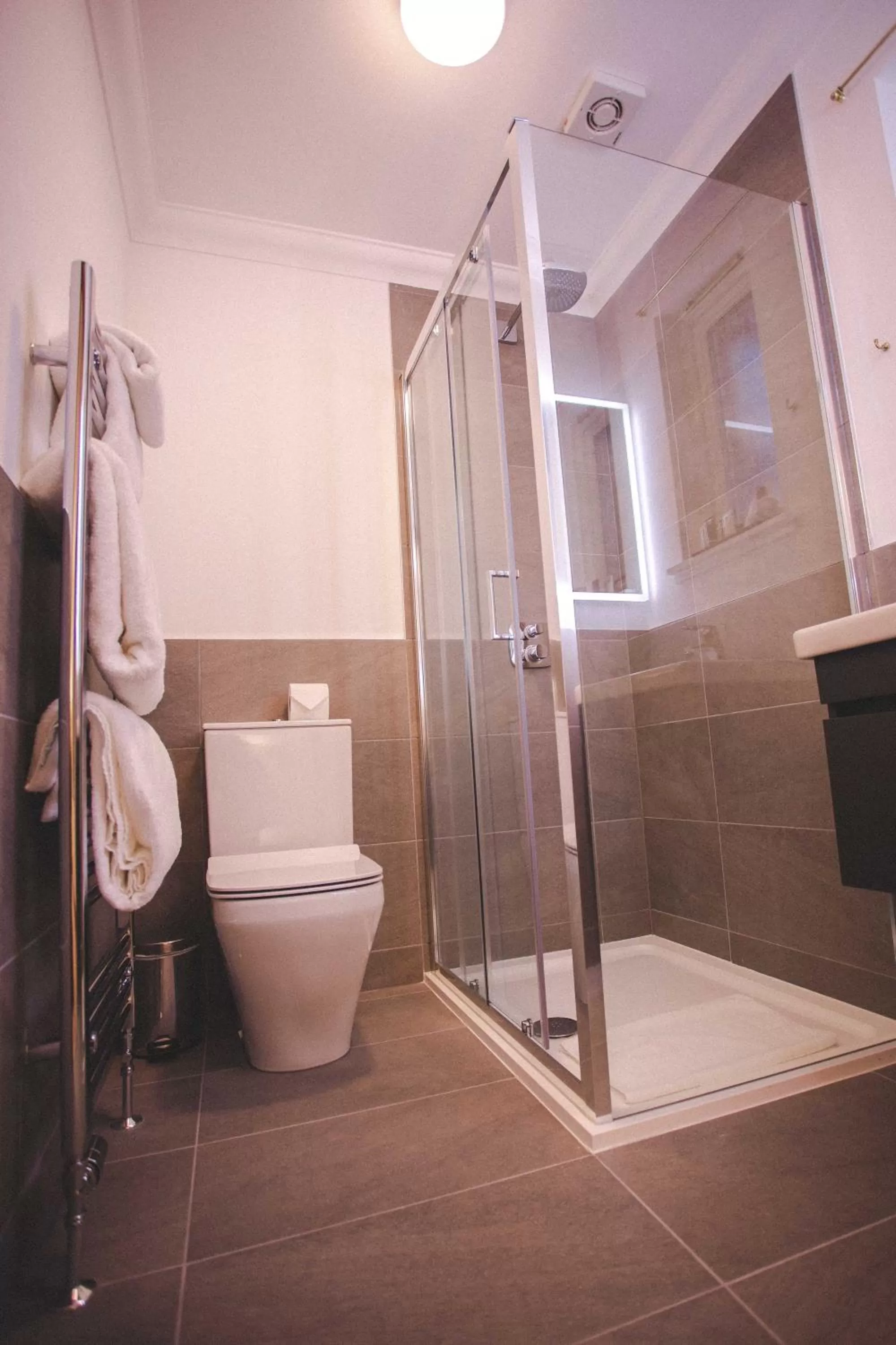 Shower in Meldrum House Hotel Golf And Country Estate