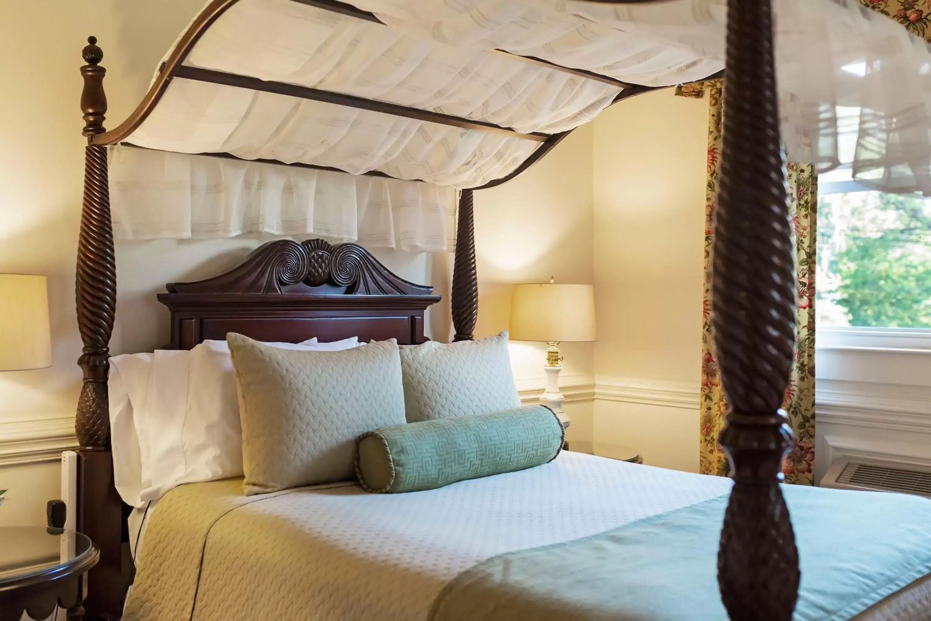 Bedroom, Bed in Arrowhead Inn Bedroom, Bed in Arrowhead Inn