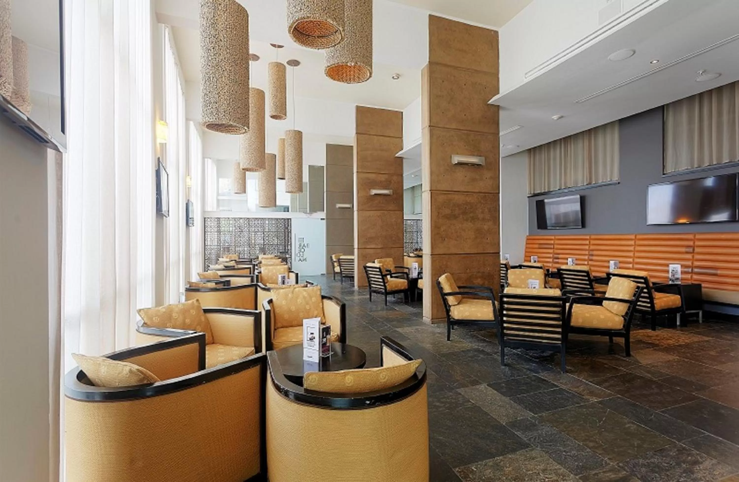 Lounge or bar in Crowne Plaza Villahermosa by IHG