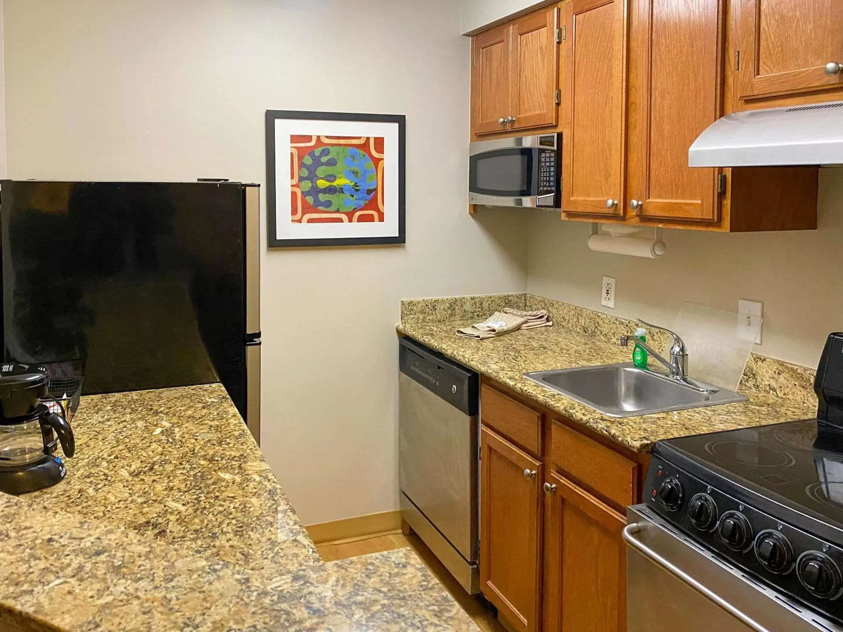 Bedroom, Kitchen/Kitchenette in MainStay Suites Middleburg Heights Cleveland Airport
