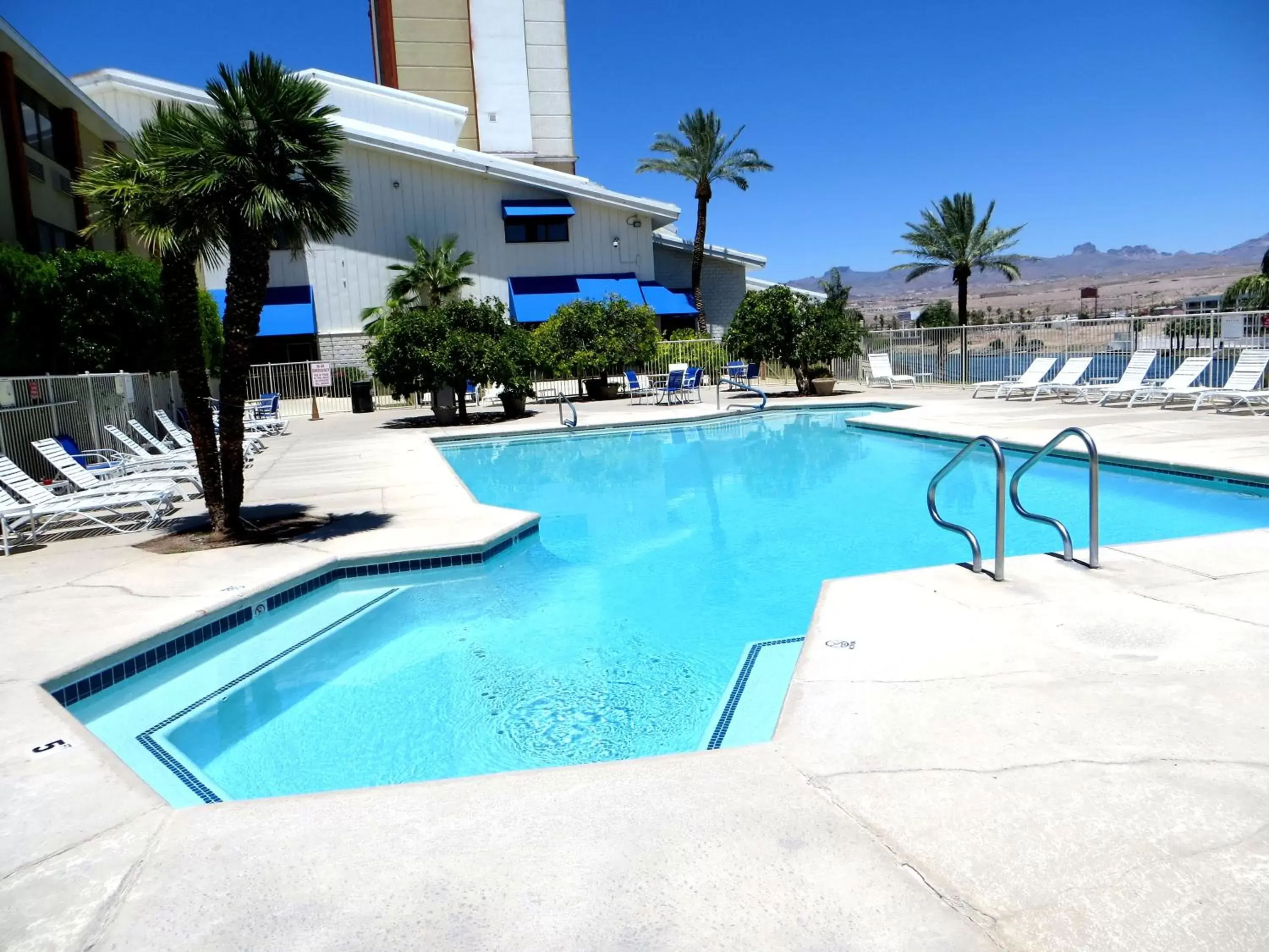 Facade/entrance, Swimming Pool in Laughlin River Lodge
