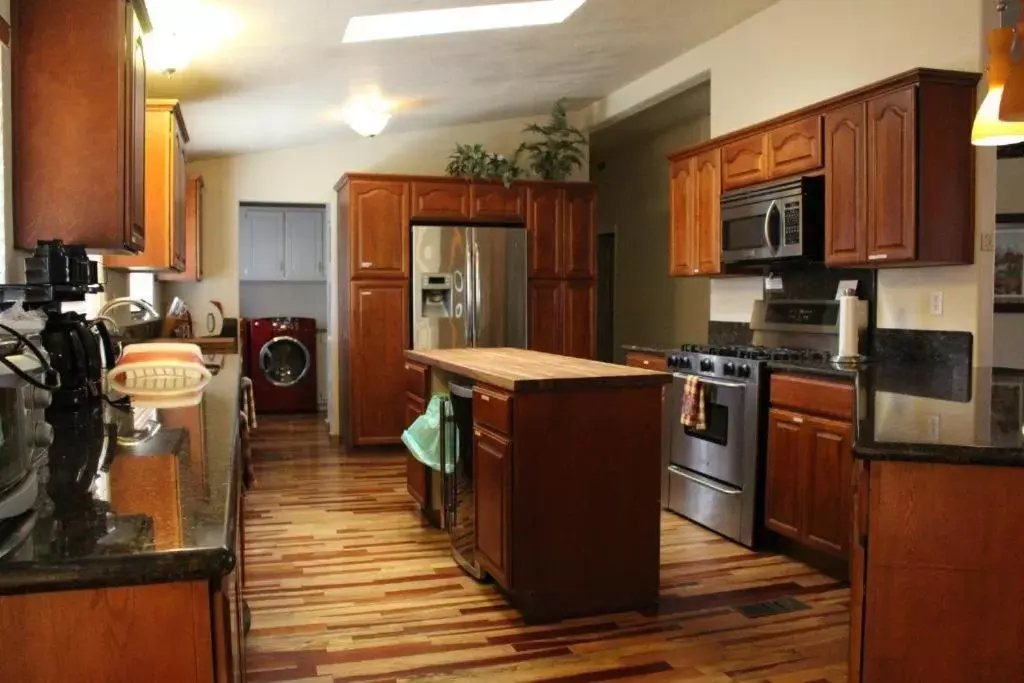 Kitchen/Kitchenette in Lakeshore Lodge