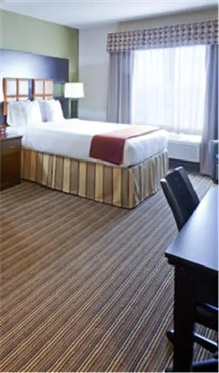 Bed in Holiday Inn Express Hotel & Suites Dallas West