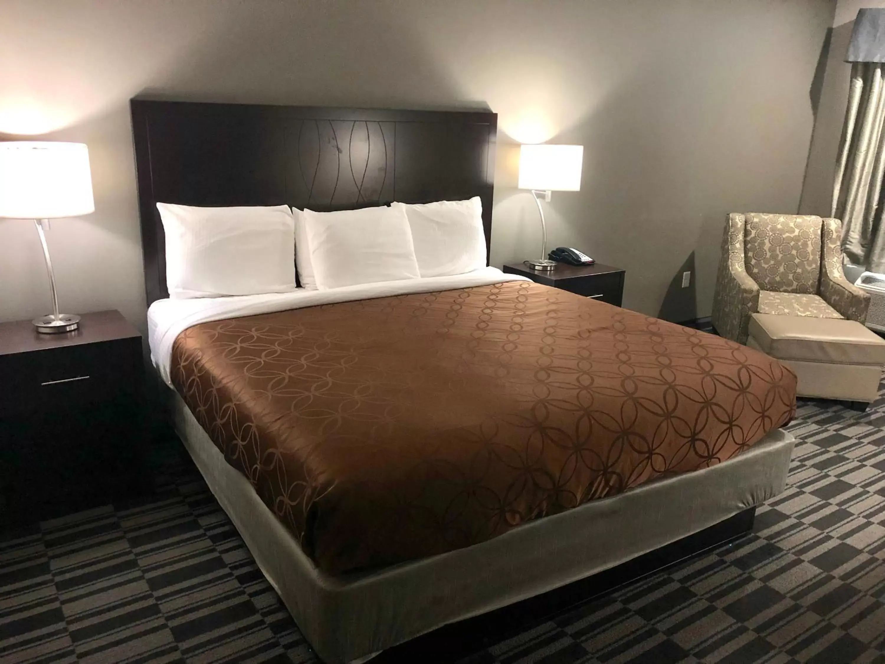 Bed in Catoosa Inn & Suites