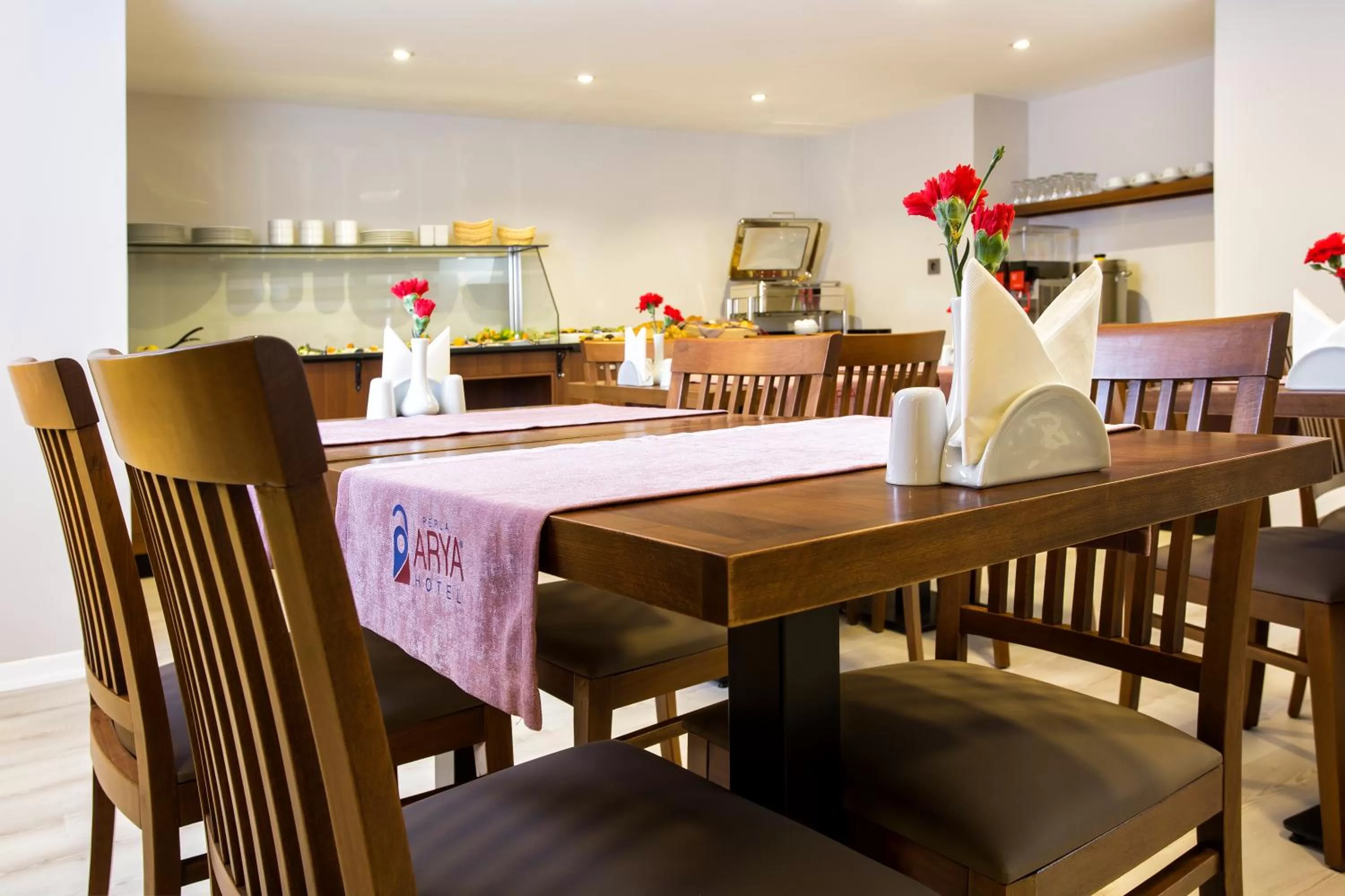 Restaurant/places to eat in Perla Arya Hotel