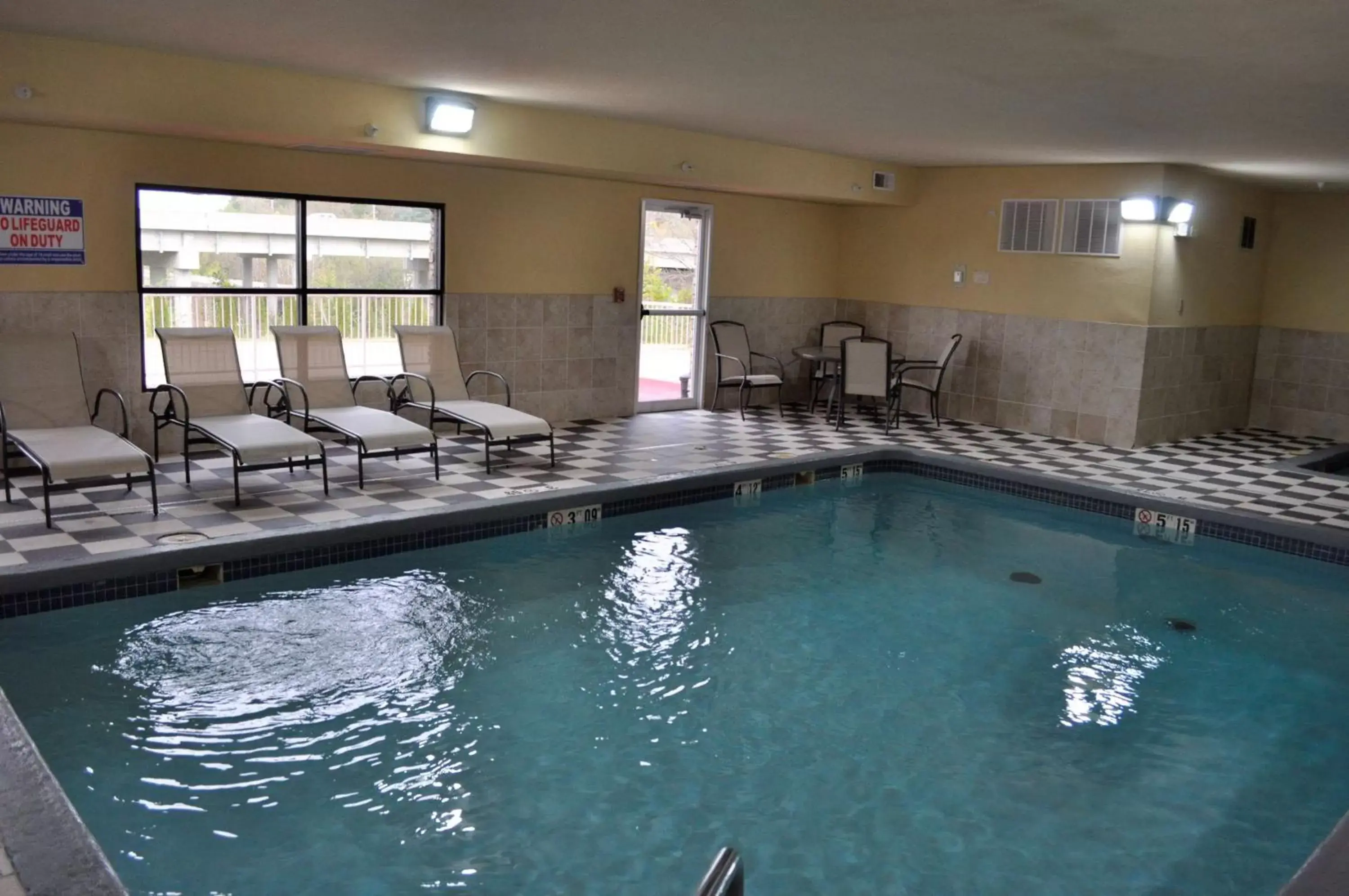 People, Swimming Pool in Best Western Plus Columbia Inn