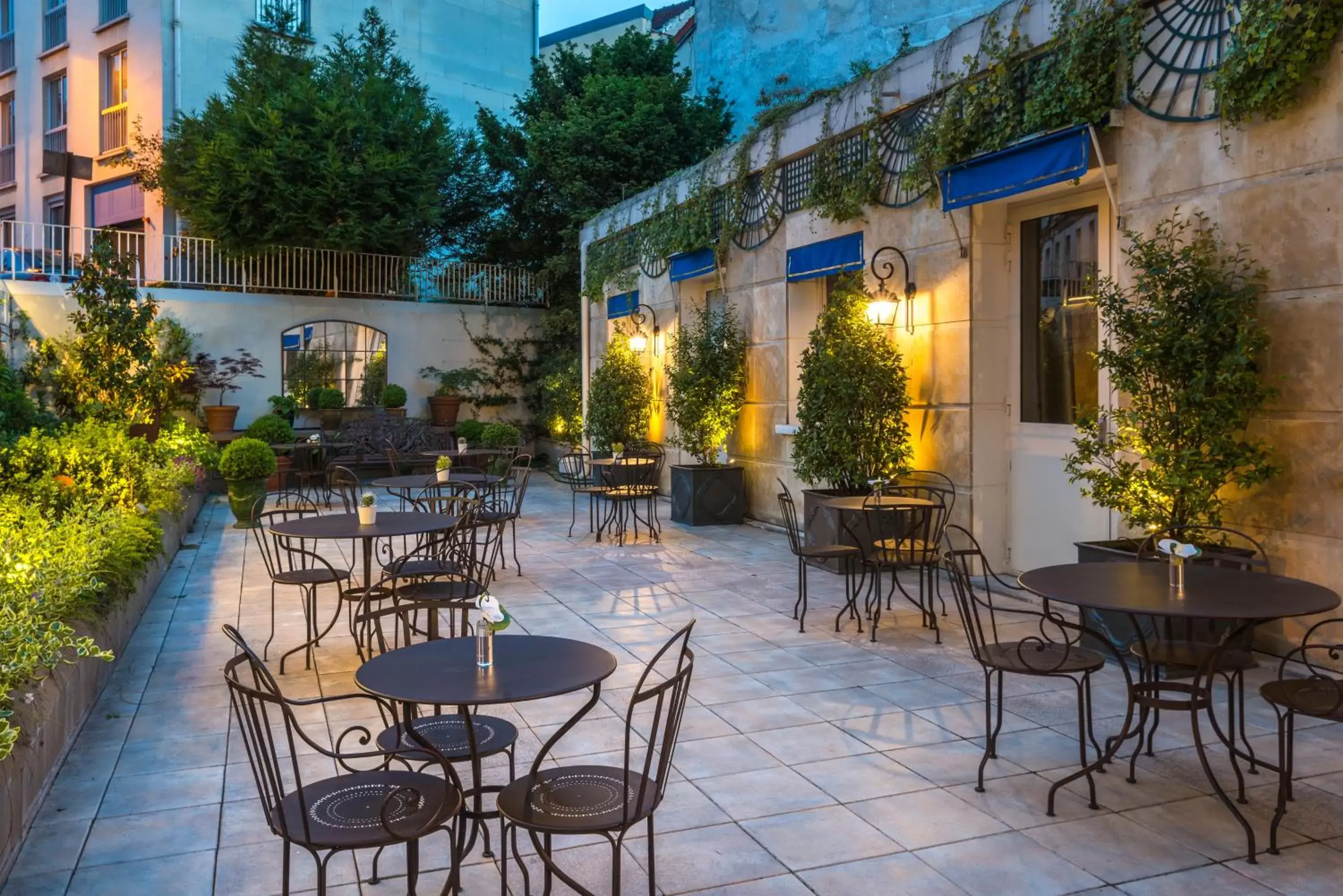 Balcony/Terrace, Restaurant/Places to Eat in Hôtel Le Versailles