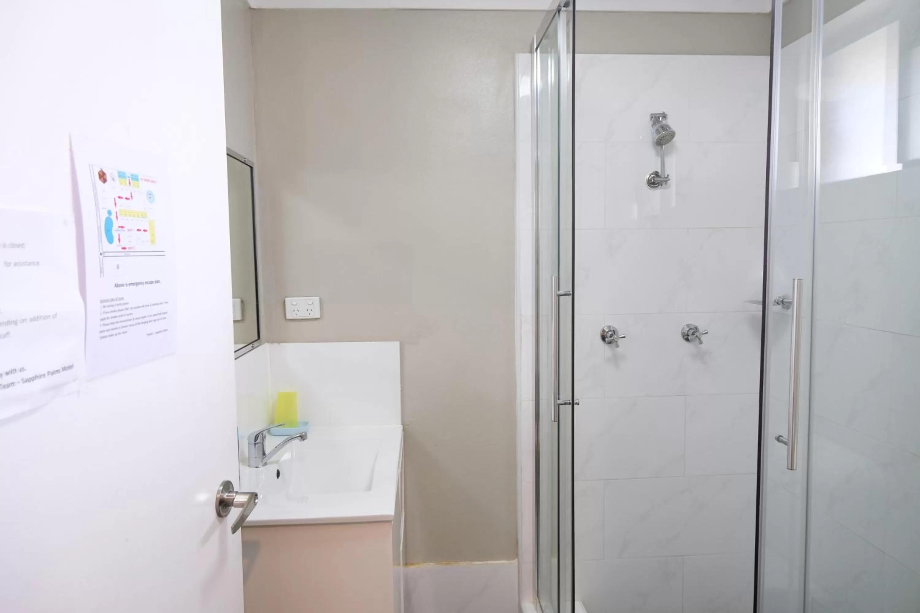 Shower in Sapphire Palms Motel