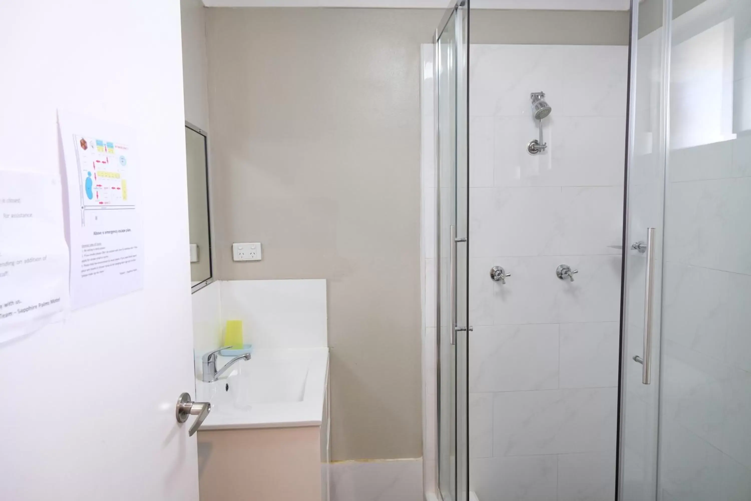 Shower, Bathroom in Sapphire Palms Motel