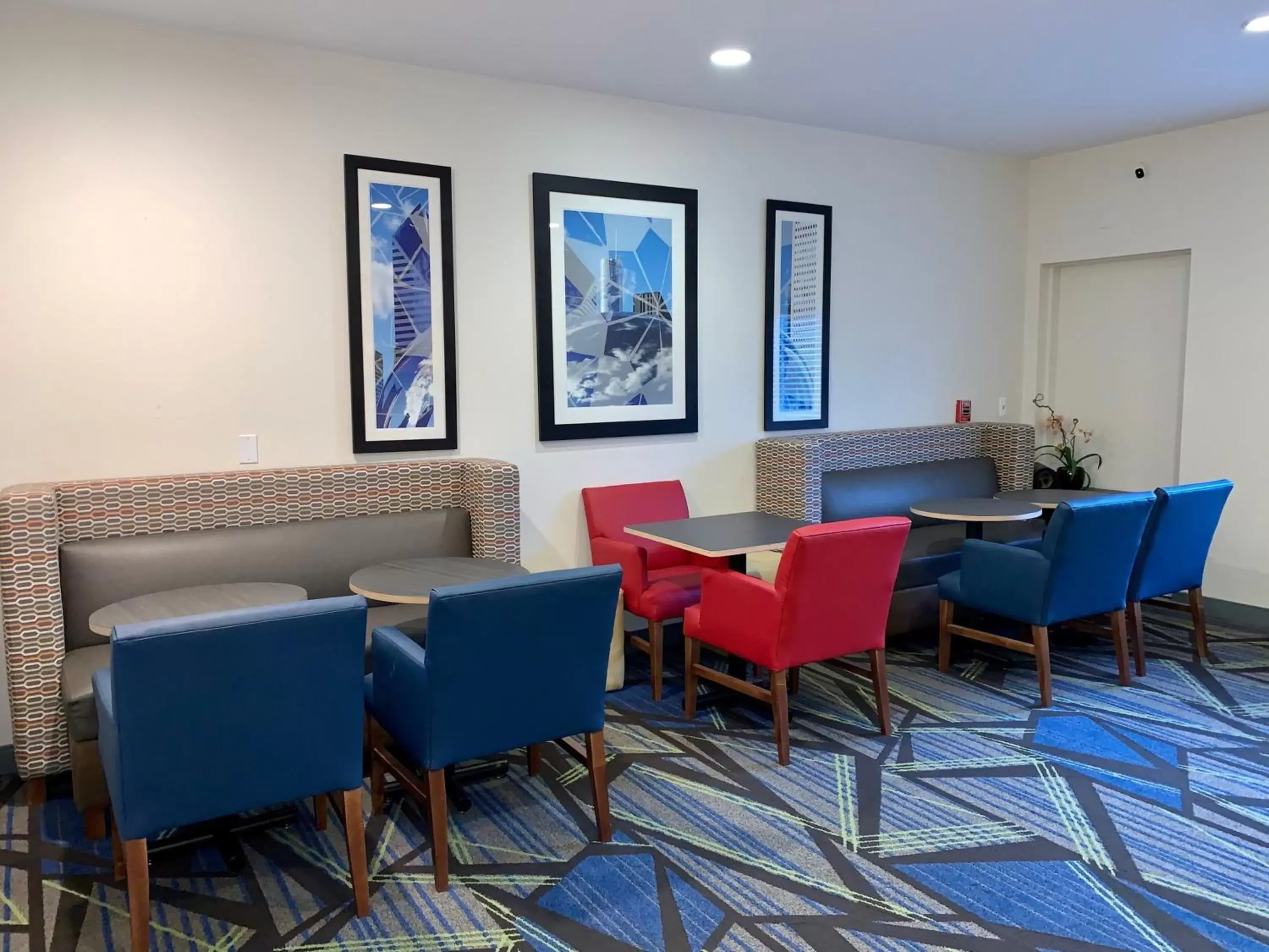 Other, Seating Area in Holiday Inn Express & Suites Chicago-Libertyville, an IHG Hotel
