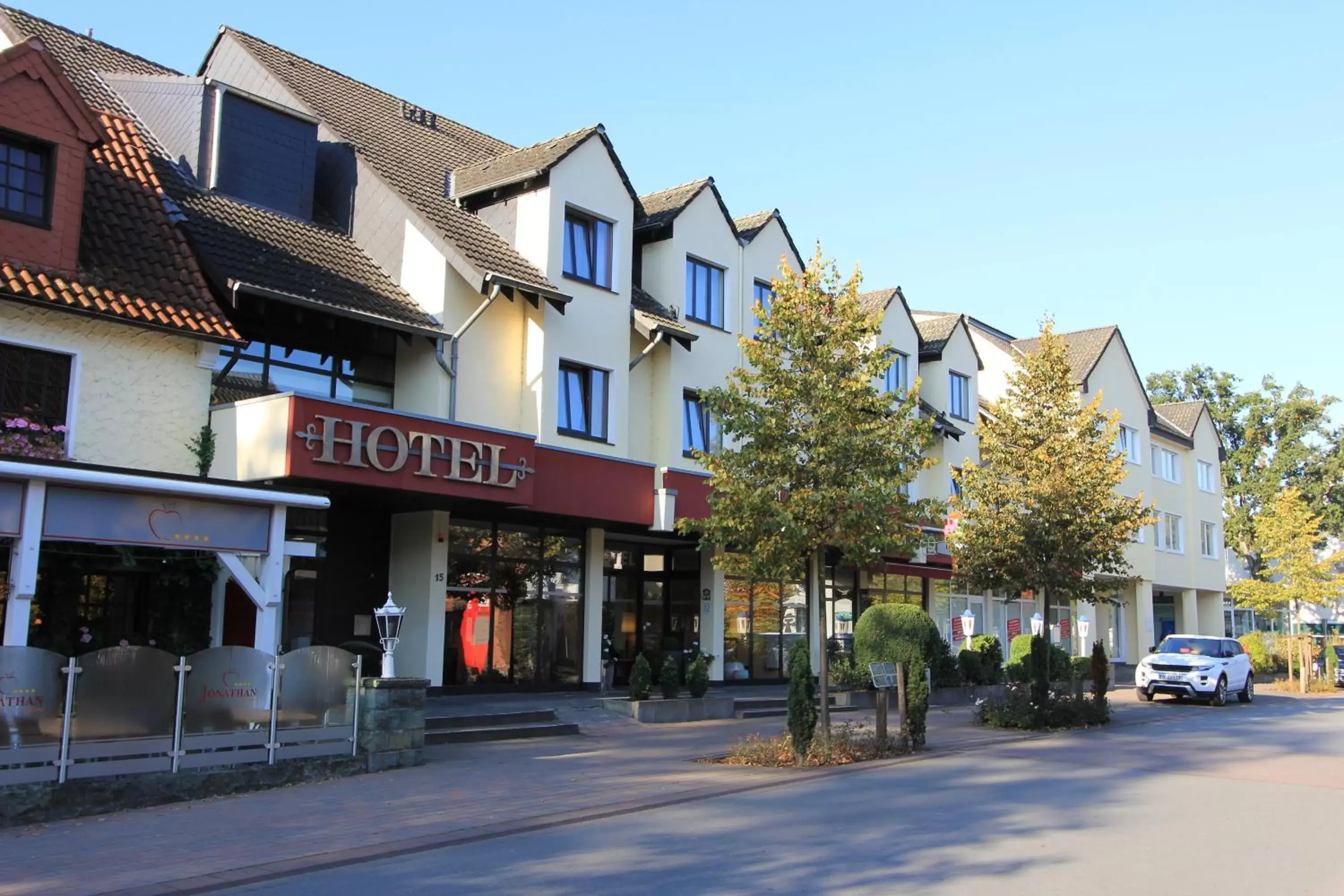 Facade/entrance, Property Building in Akzent Hotel Restaurant Jonathan