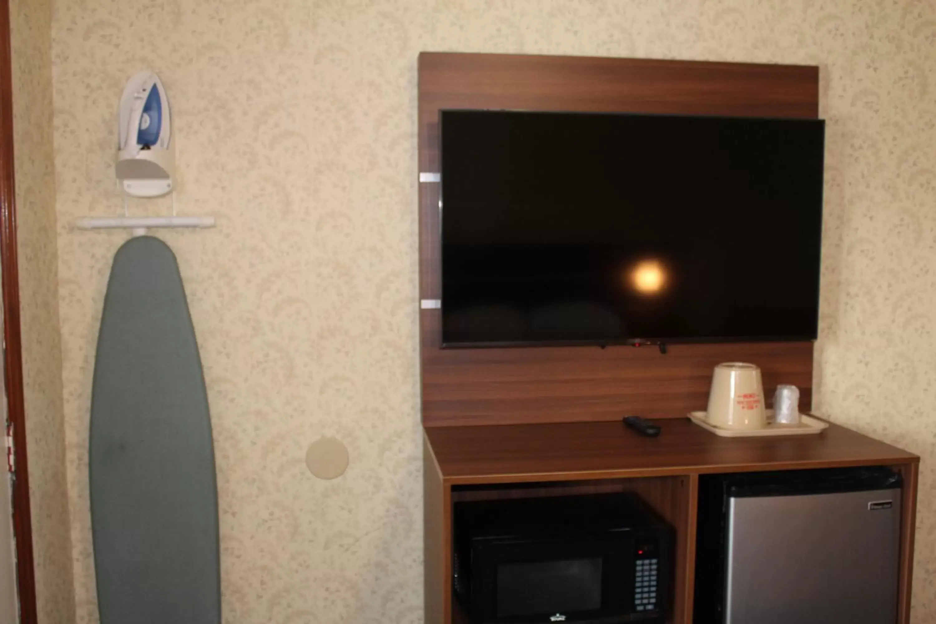 TV and multimedia, TV/Entertainment Center in American Inn