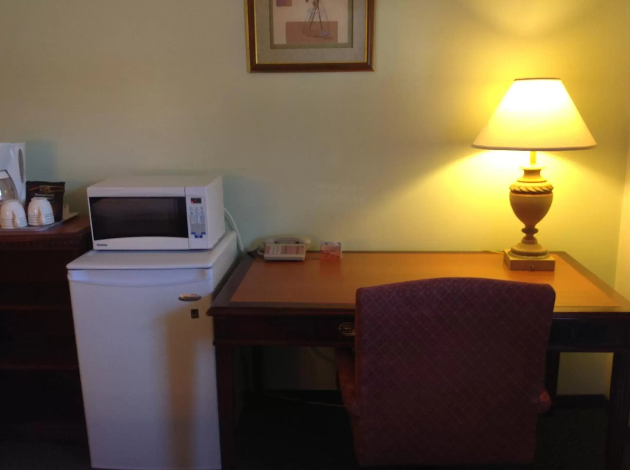 Kitchen or kitchenette, TV/Entertainment Center in Windsor Motel