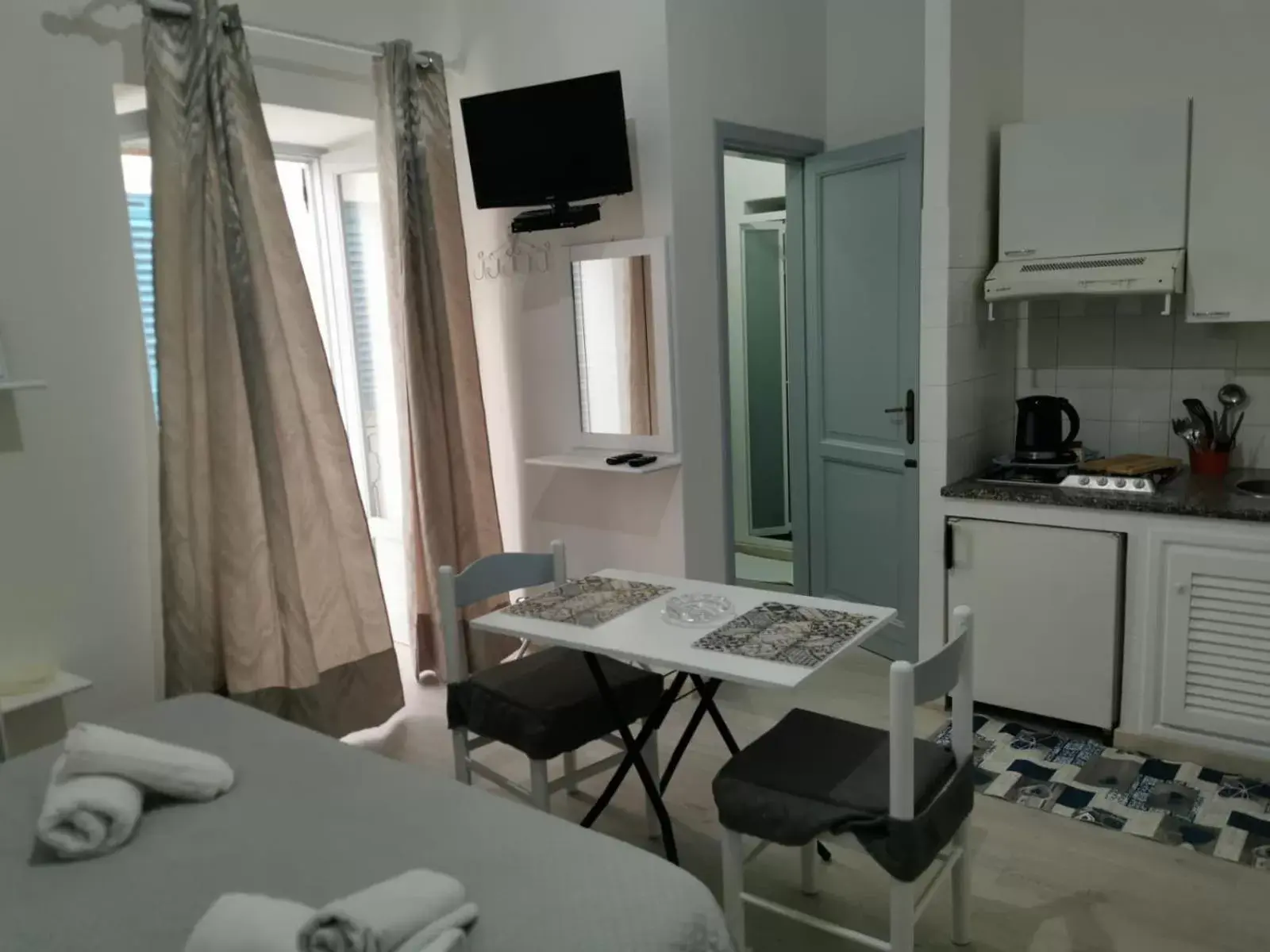 Kitchen or kitchenette, TV/Entertainment Center in Lo Nardo Accommodation