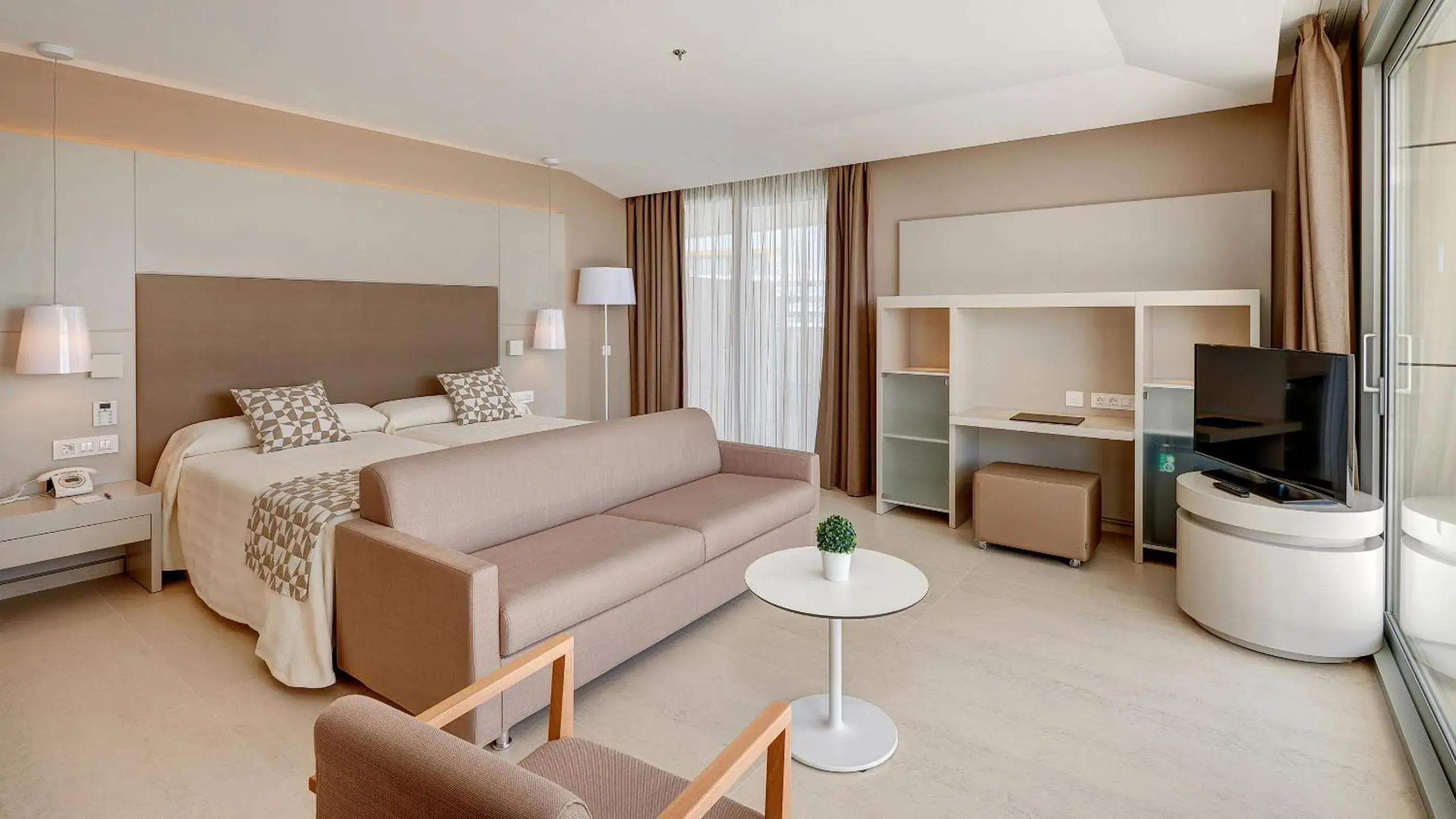 Bed, Seating Area in Hipotels Gran Playa de Palma