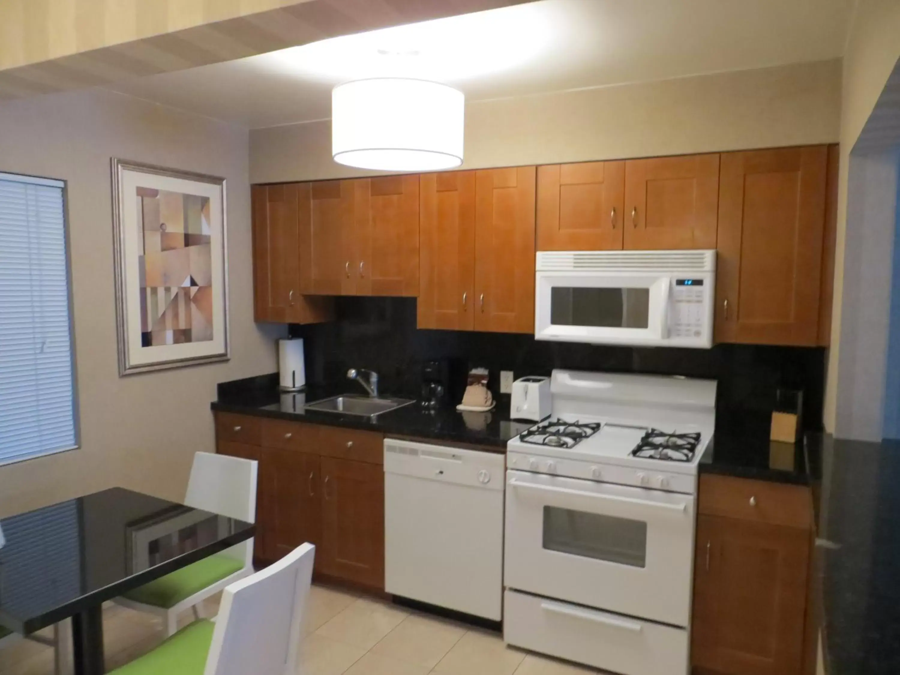 Kitchen or kitchenette, Kitchen/Kitchenette in 7 Springs Inn & Suites