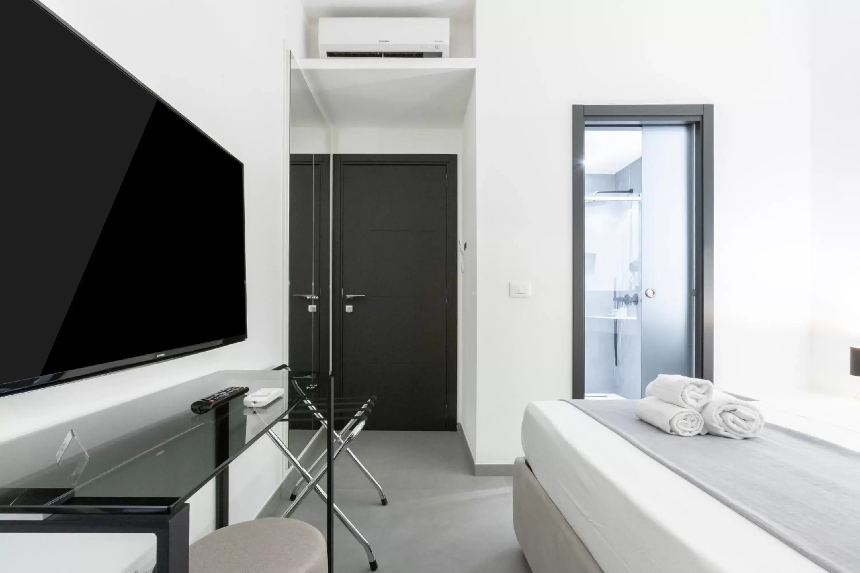 TV and multimedia, TV/Entertainment Center in Suite Palermo Apartment