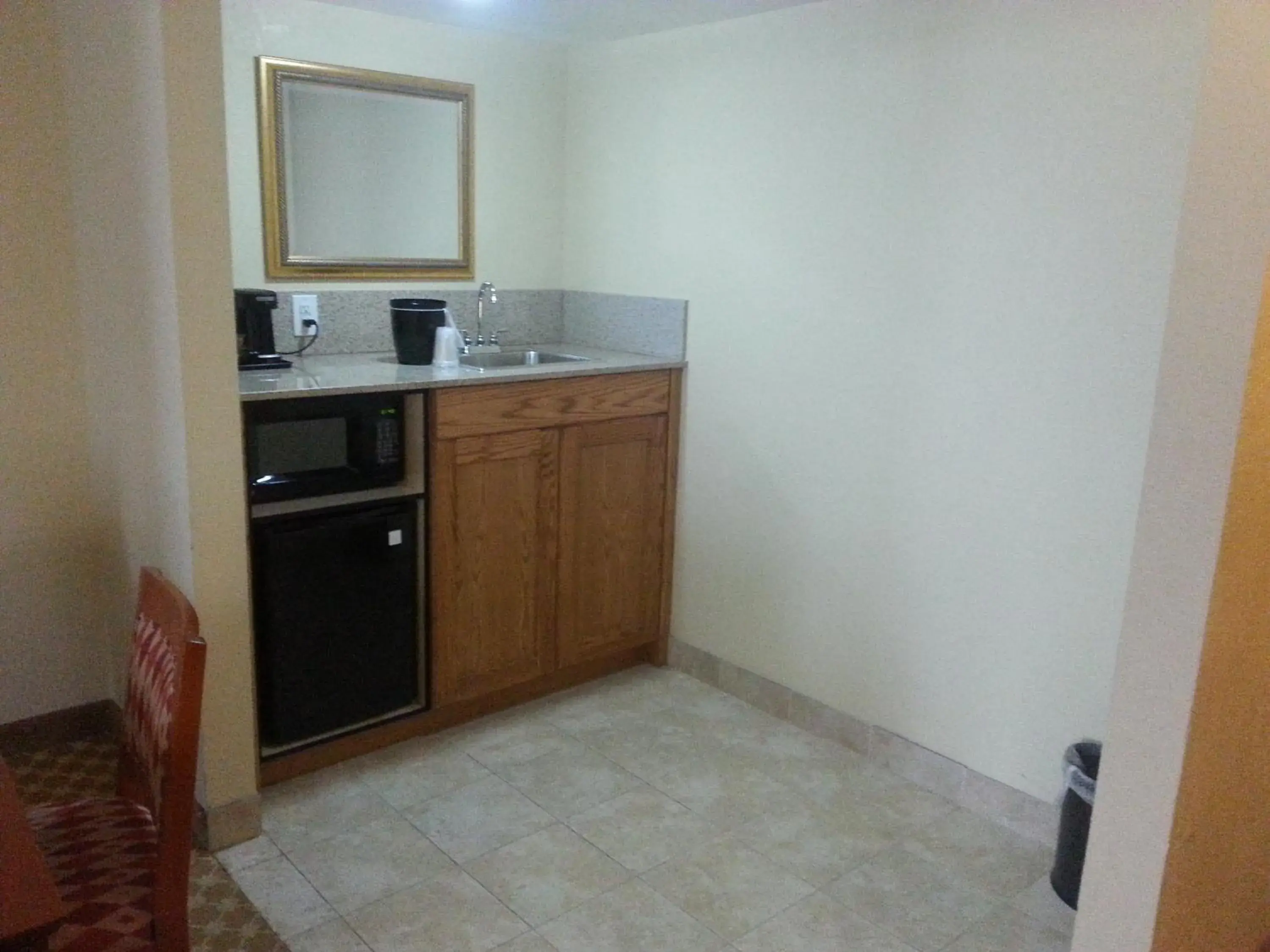 Kitchen or kitchenette, Bathroom in Quality Inn & Suites