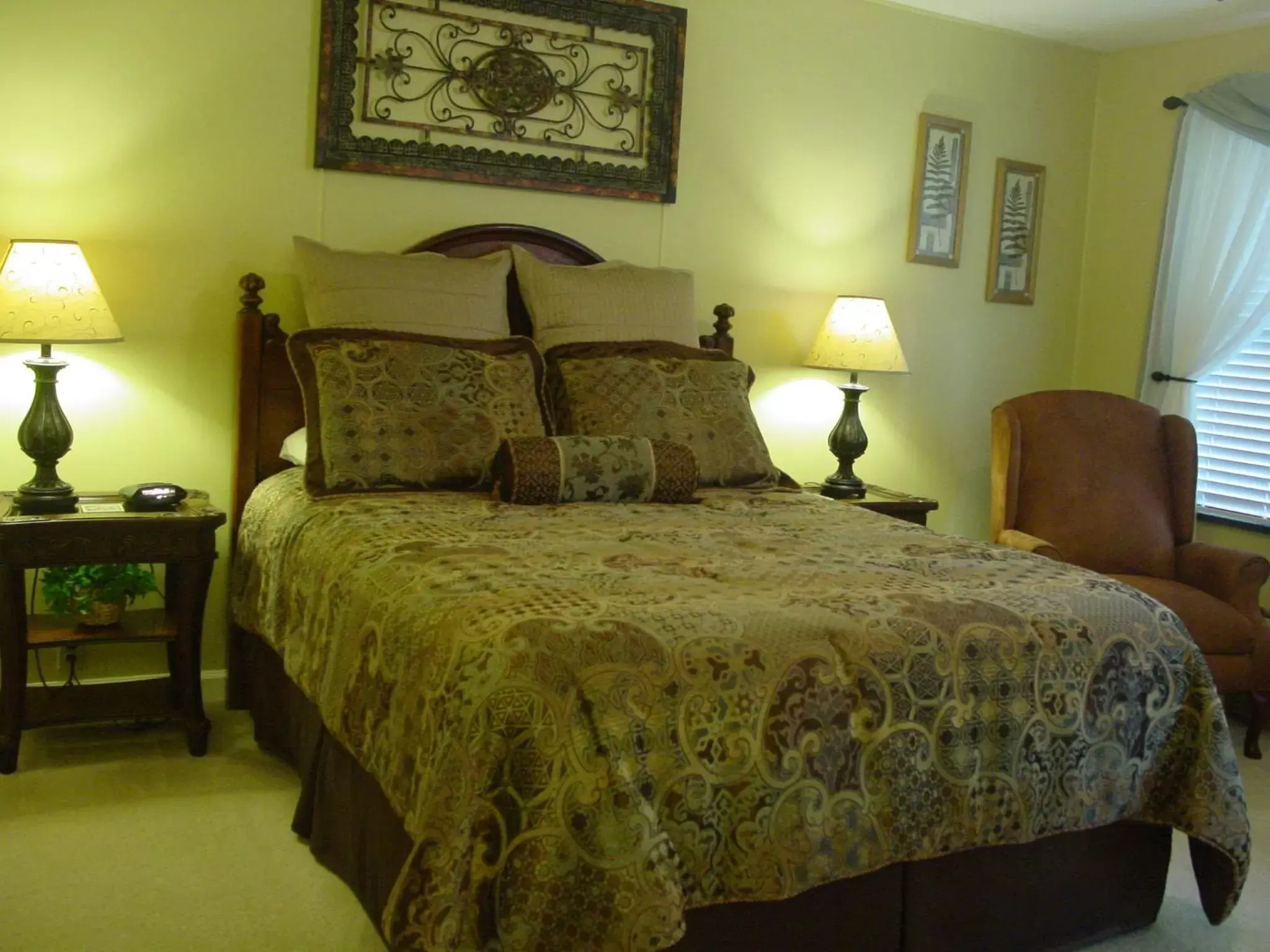 Queen Room with Garden View in Brookside Mountain Mist Inn Queen Room with Garden View in Brookside Mountain Mist Inn