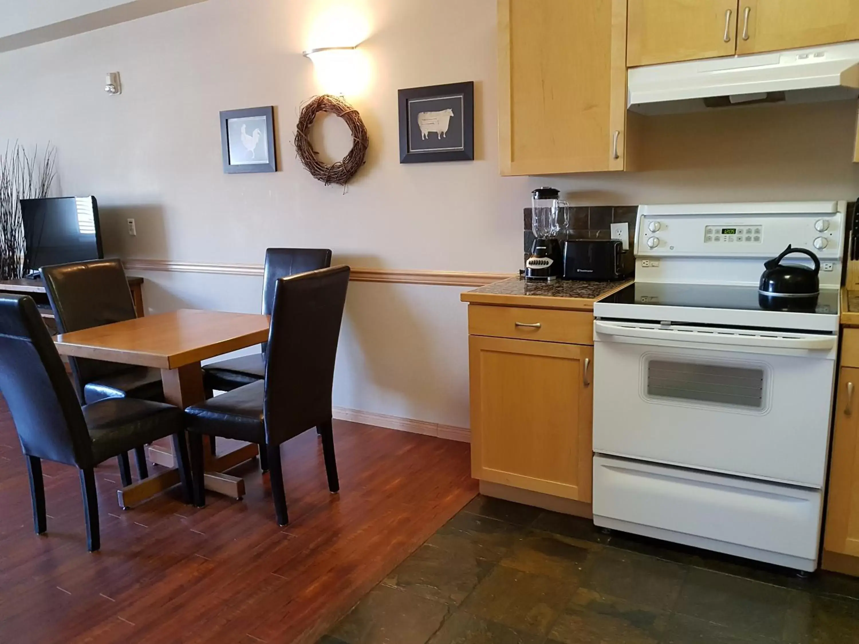 Dining area, Kitchen/Kitchenette in Sunset Resorts Canmore and Spa