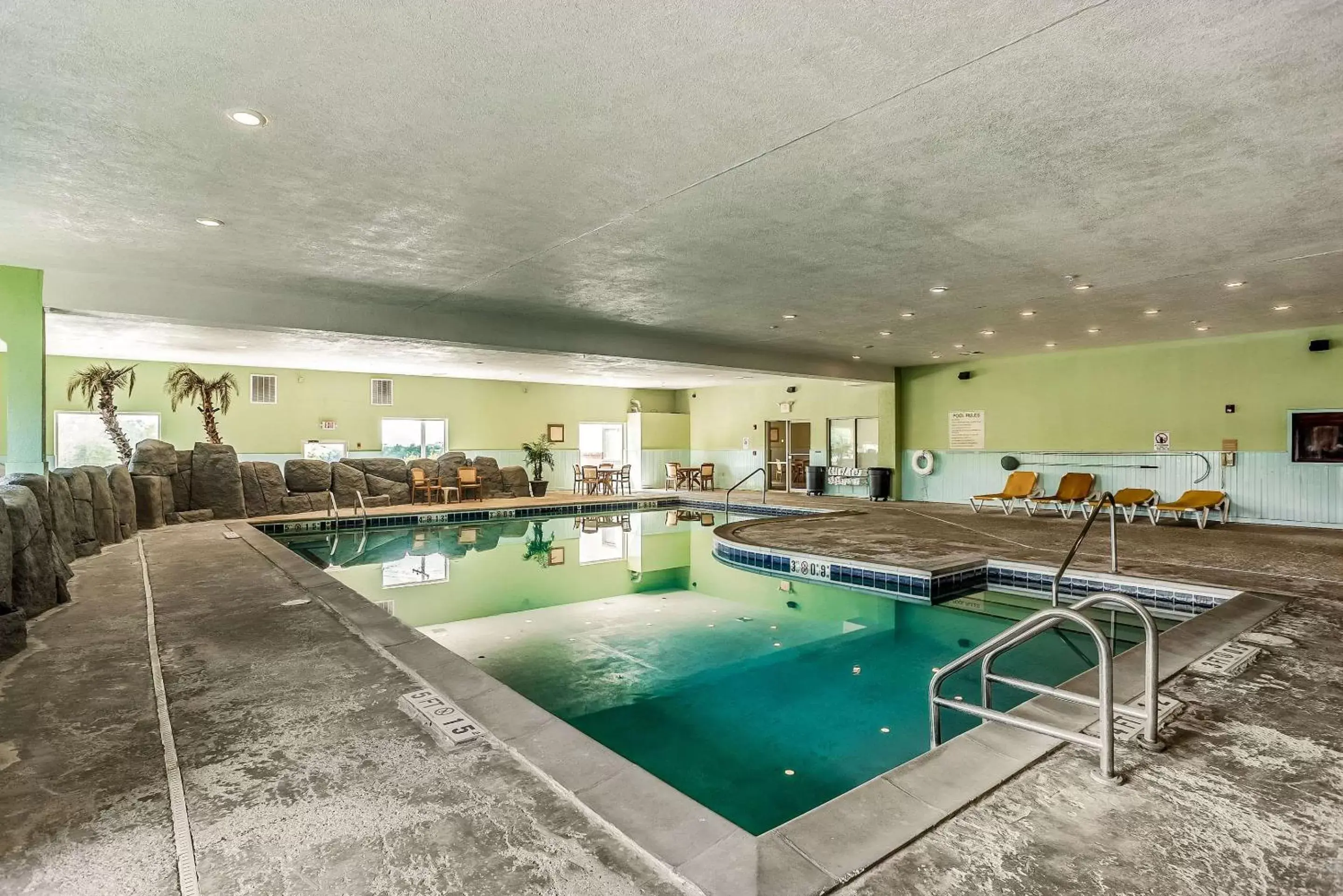 Swimming Pool in Quality Inn & Suites Hannibal