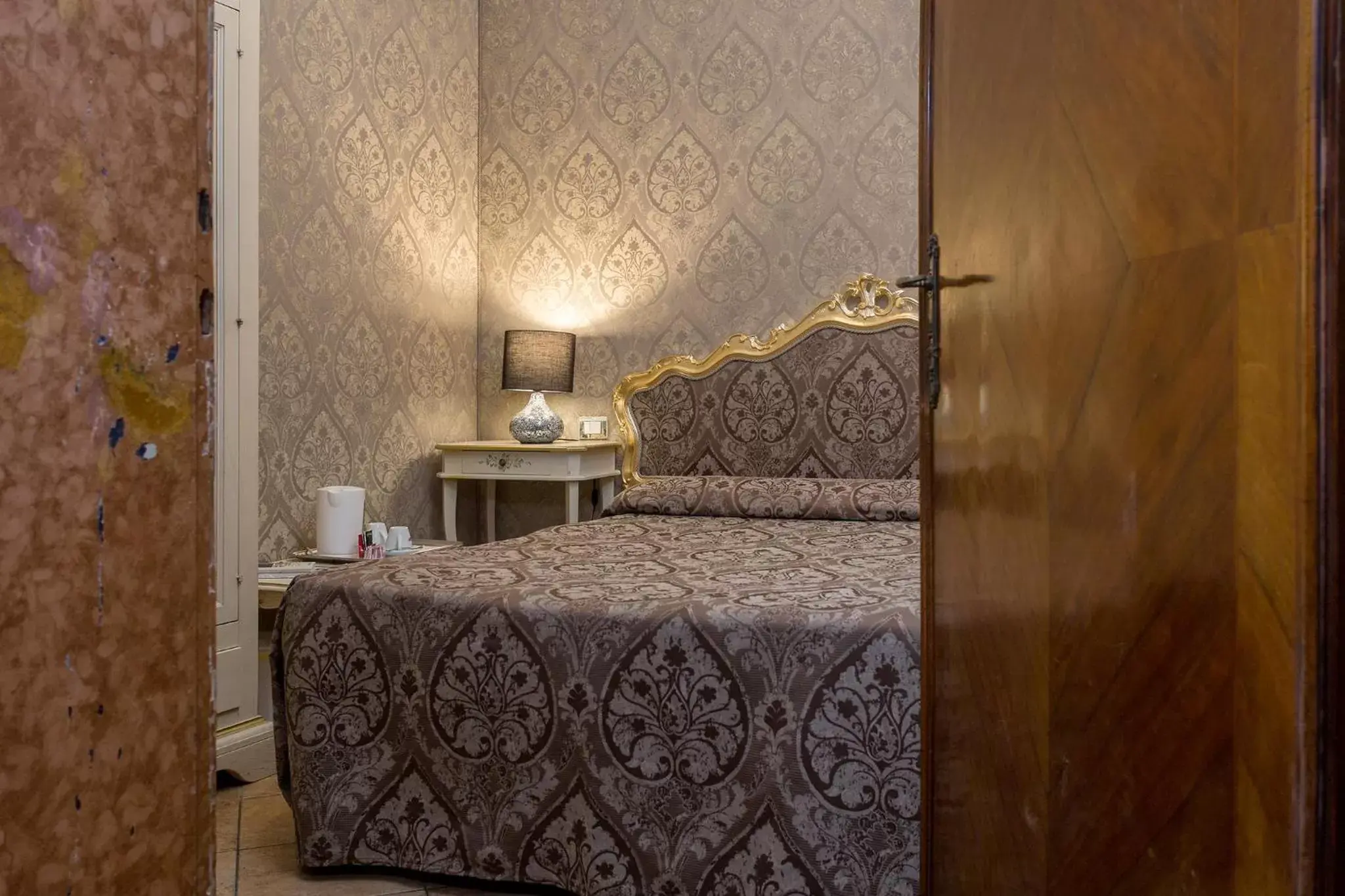 Decorative detail, Bed in Hotel Mezzo Pozzo