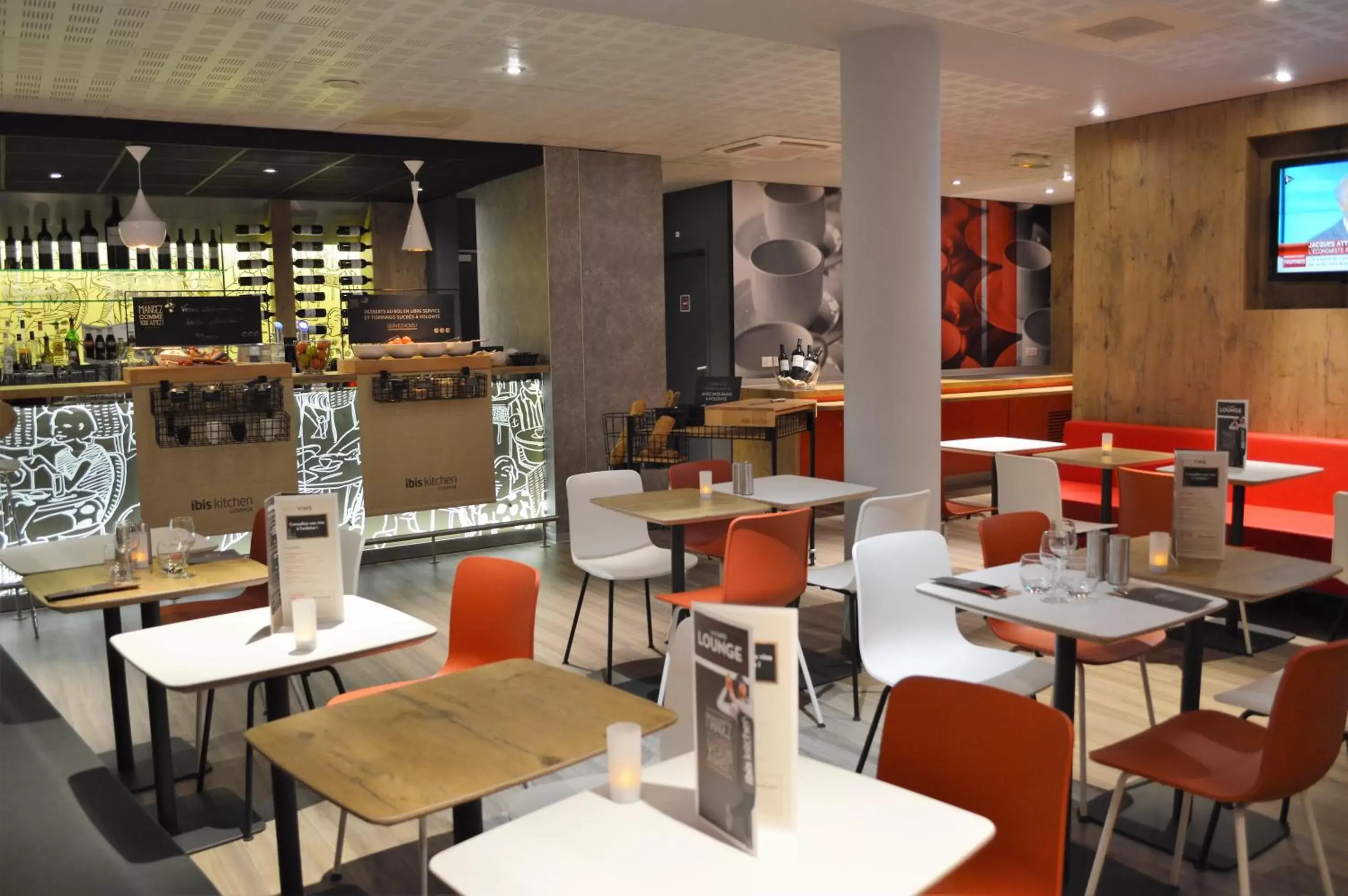 Lounge or bar, Restaurant/Places to Eat in ibis Honfleur