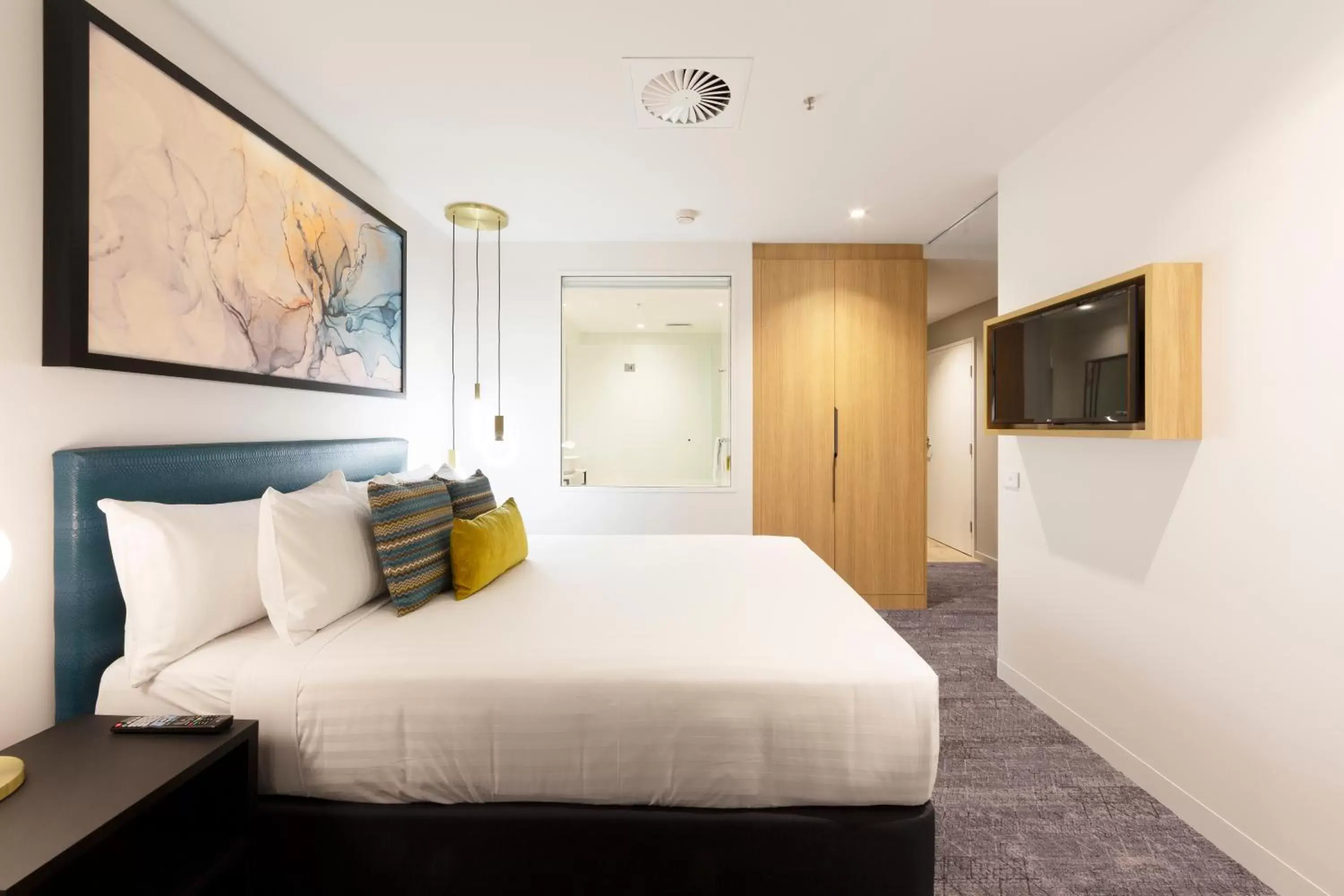 Bedroom, Bed in Mercure Canberra Belconnen