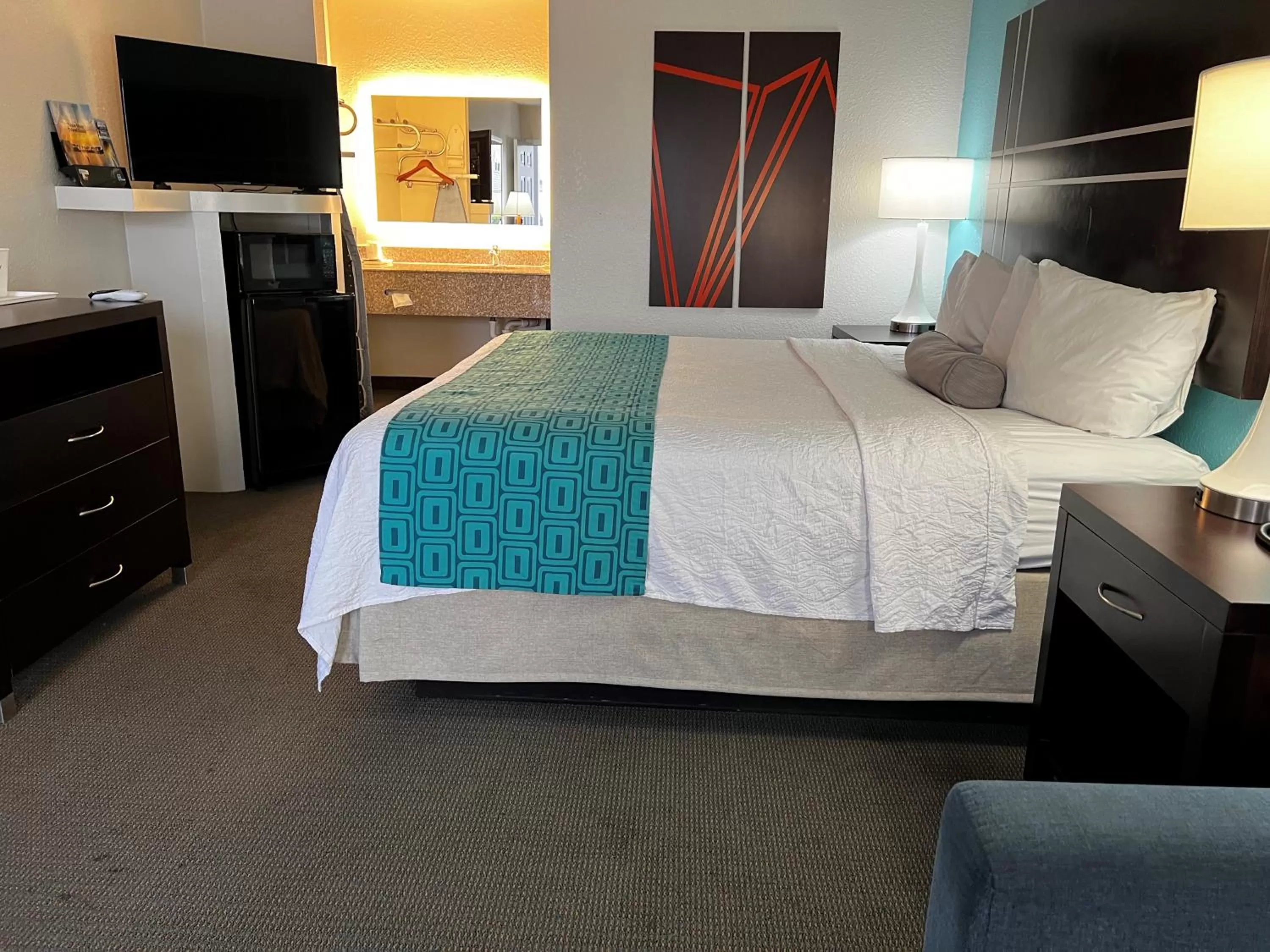 Bed in Howard Johnson by Wyndham Houston Heights Downtown