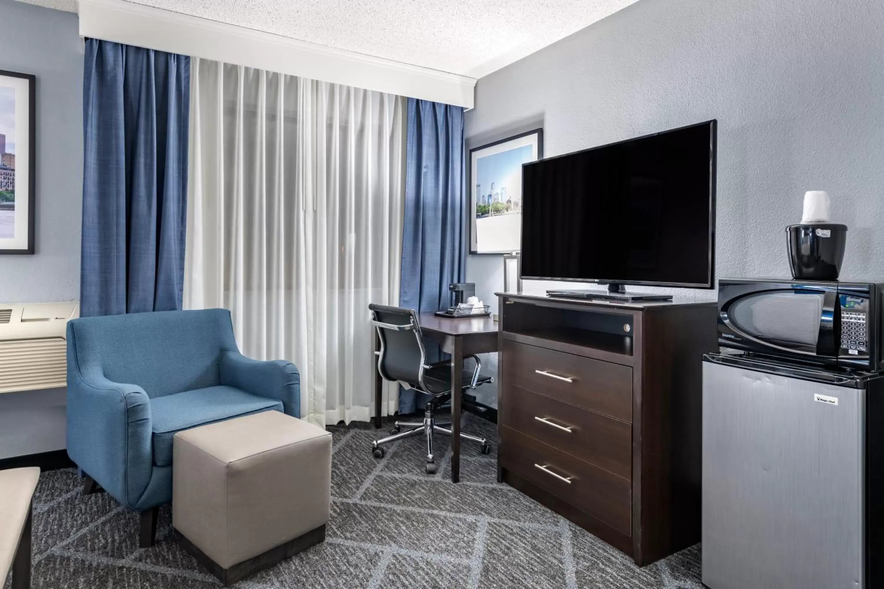 Seating area, TV/Entertainment Center in Best Western Bloomington Edina - Minneapolis