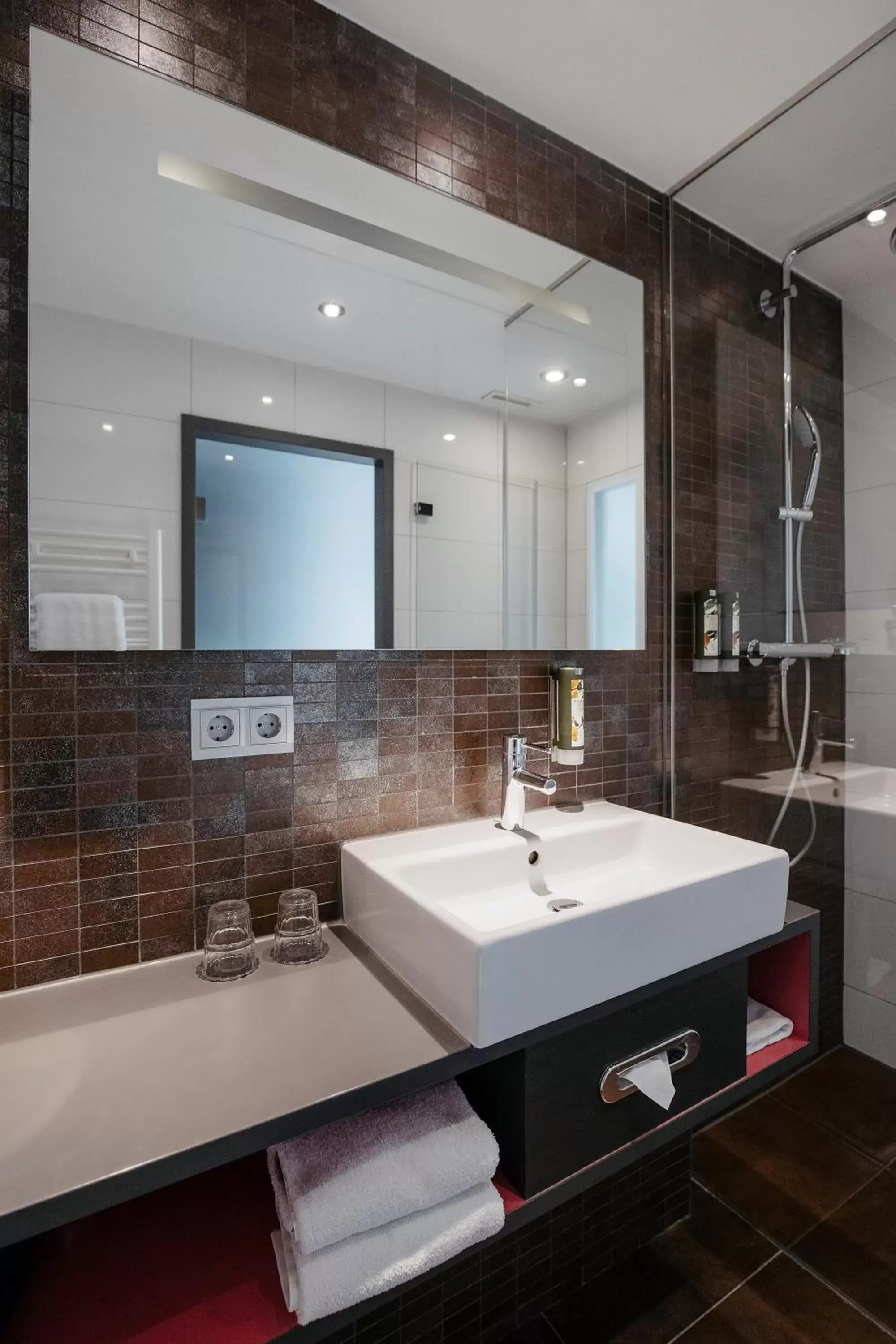 Shower, Bathroom in Hotel Berlin, Berlin, a member of Radisson Individuals