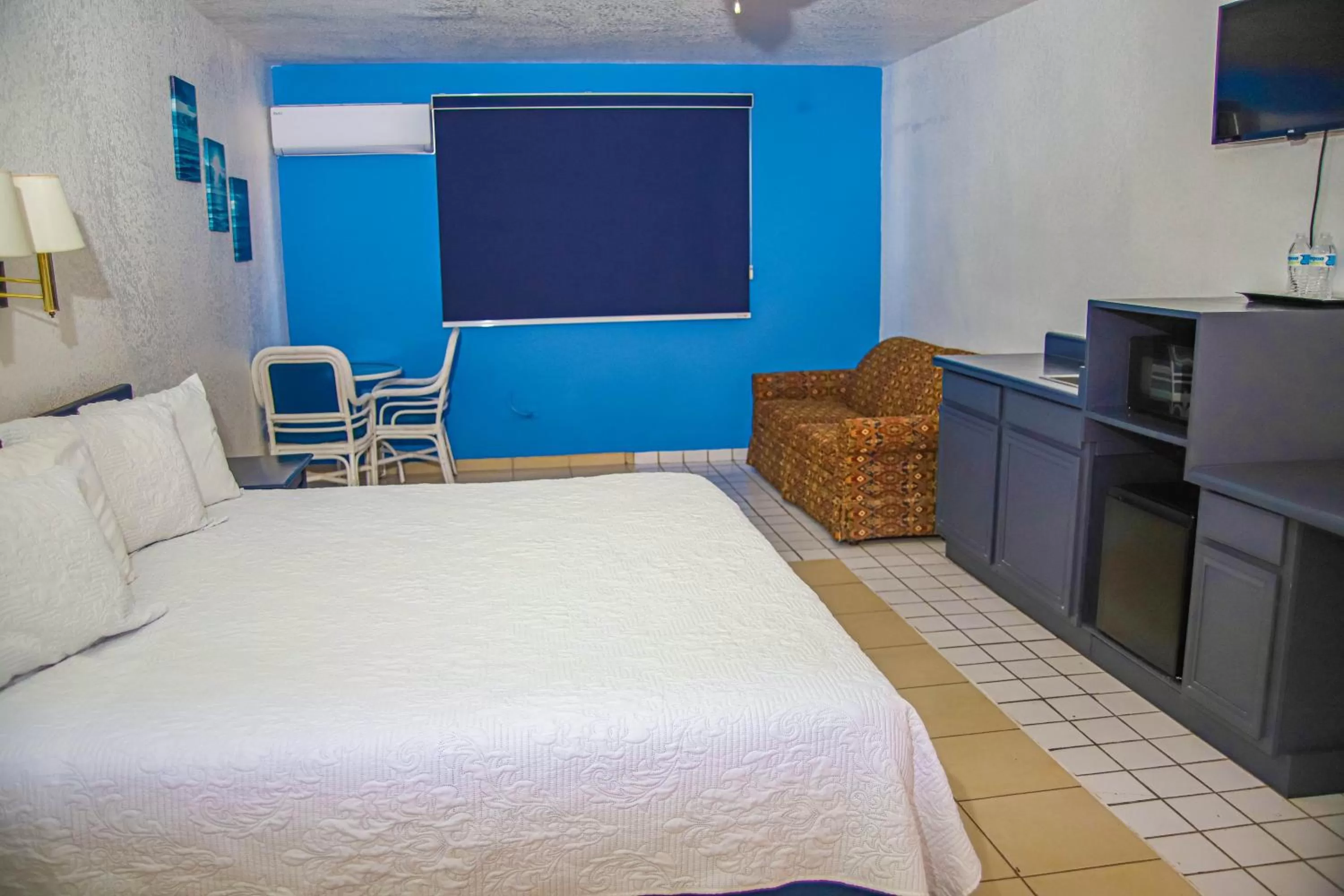 Seating area, Bed in Playa Inn Rocky Point