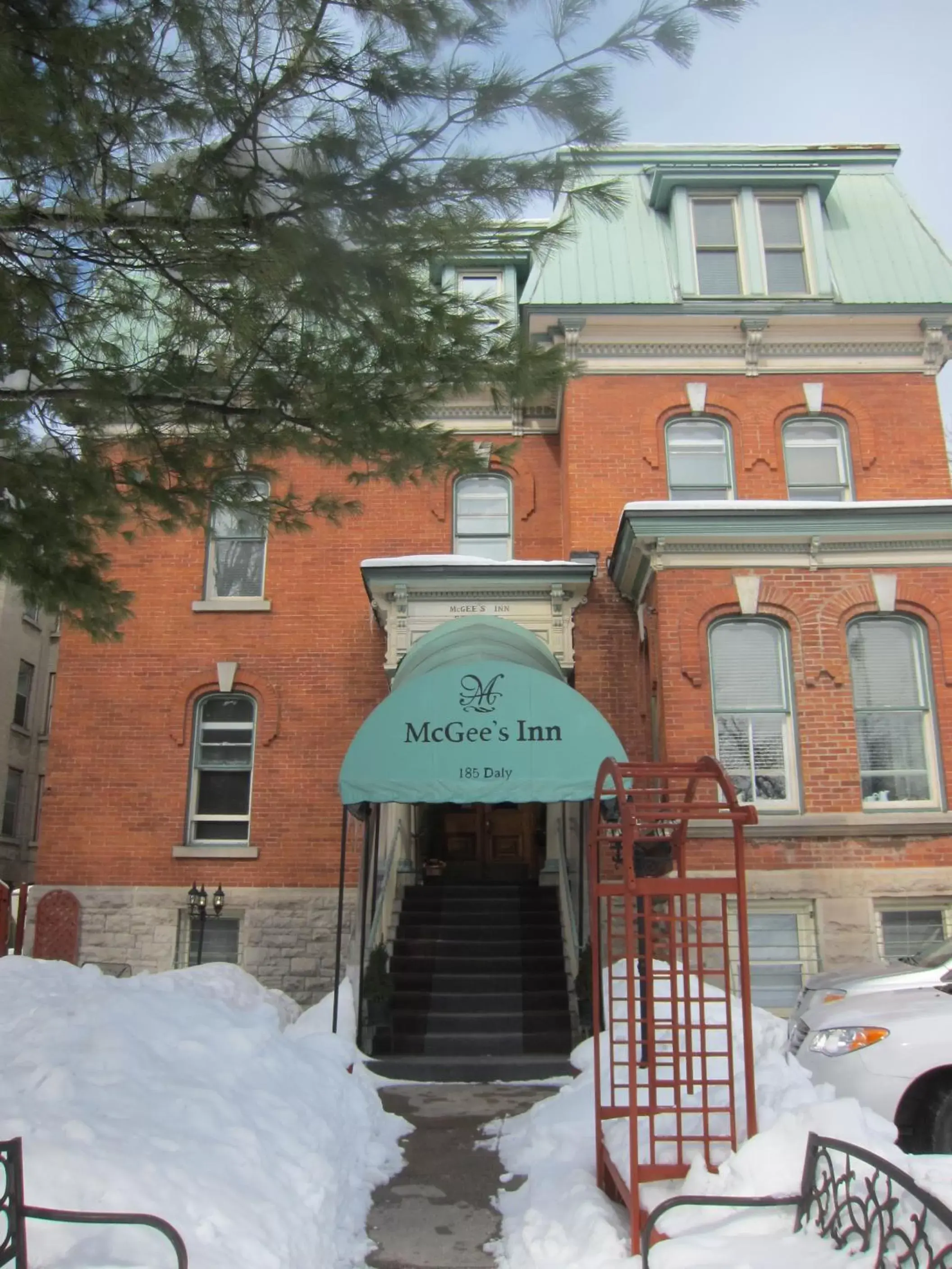 Facade/entrance, Property Building in McGee's Inn