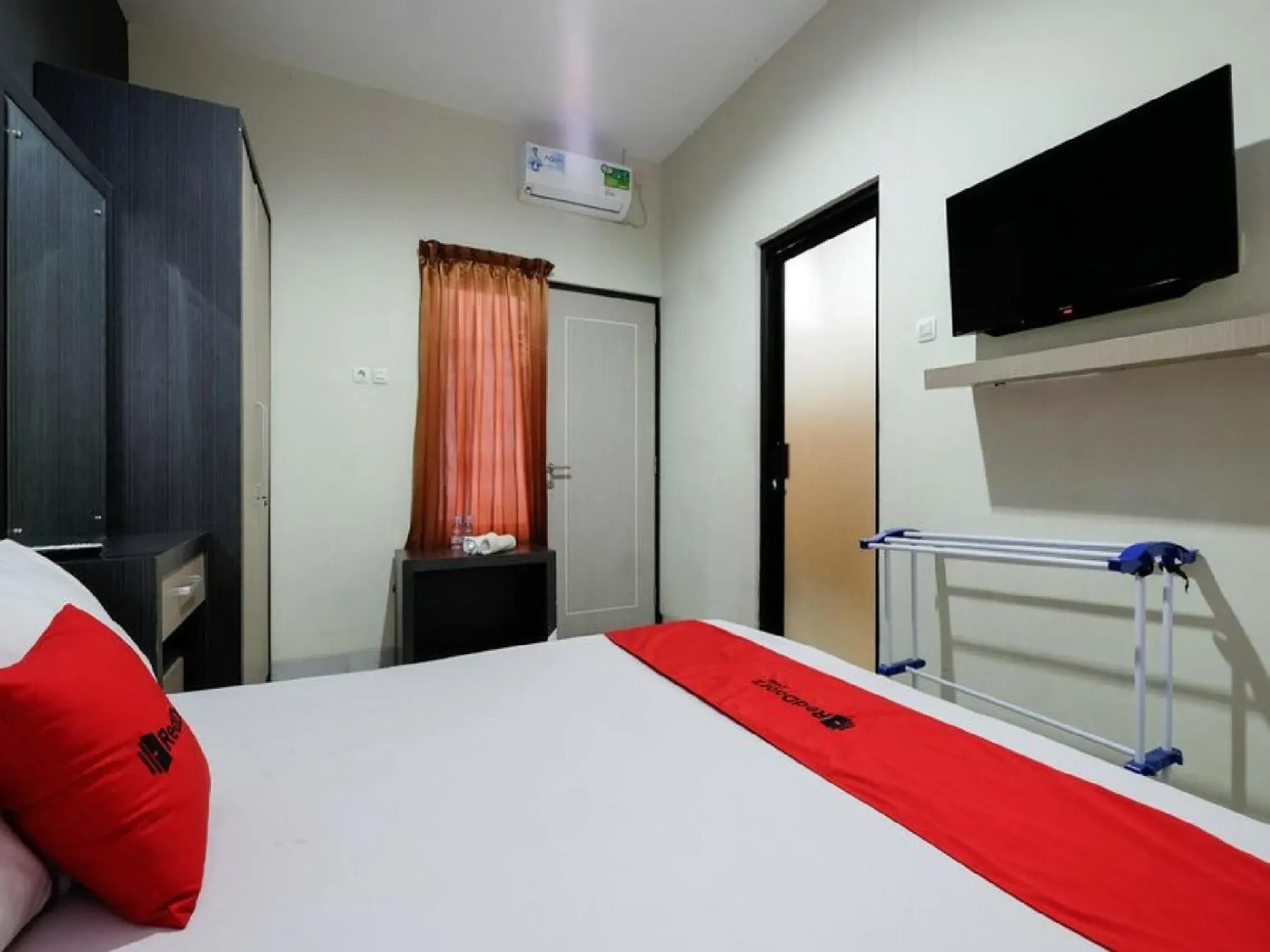 Bedroom, Bed in RedDoorz near Moro Mall Purwokerto