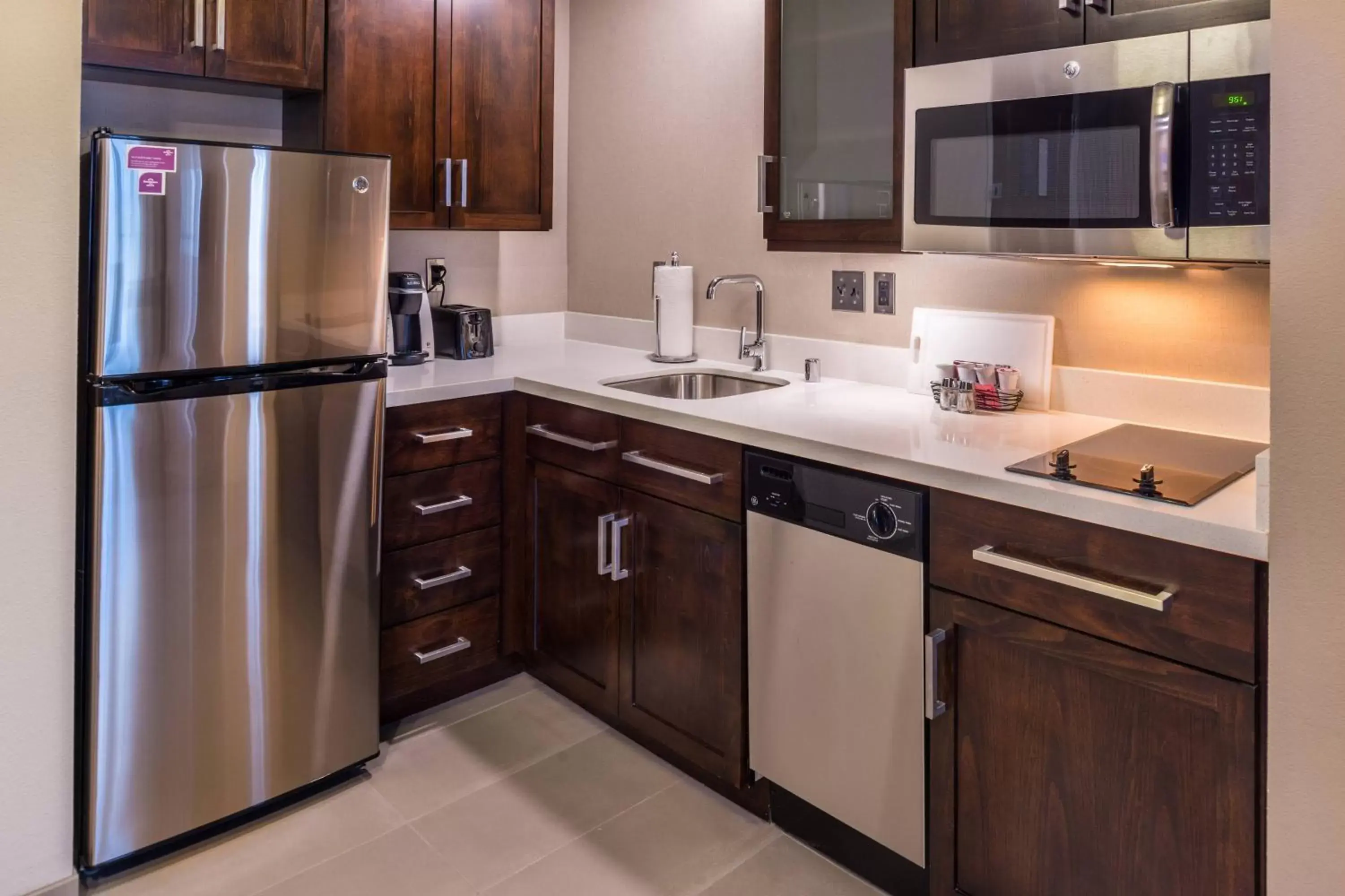 Kitchen or kitchenette, Kitchen/Kitchenette in Residence Inn by Marriott Seattle University District