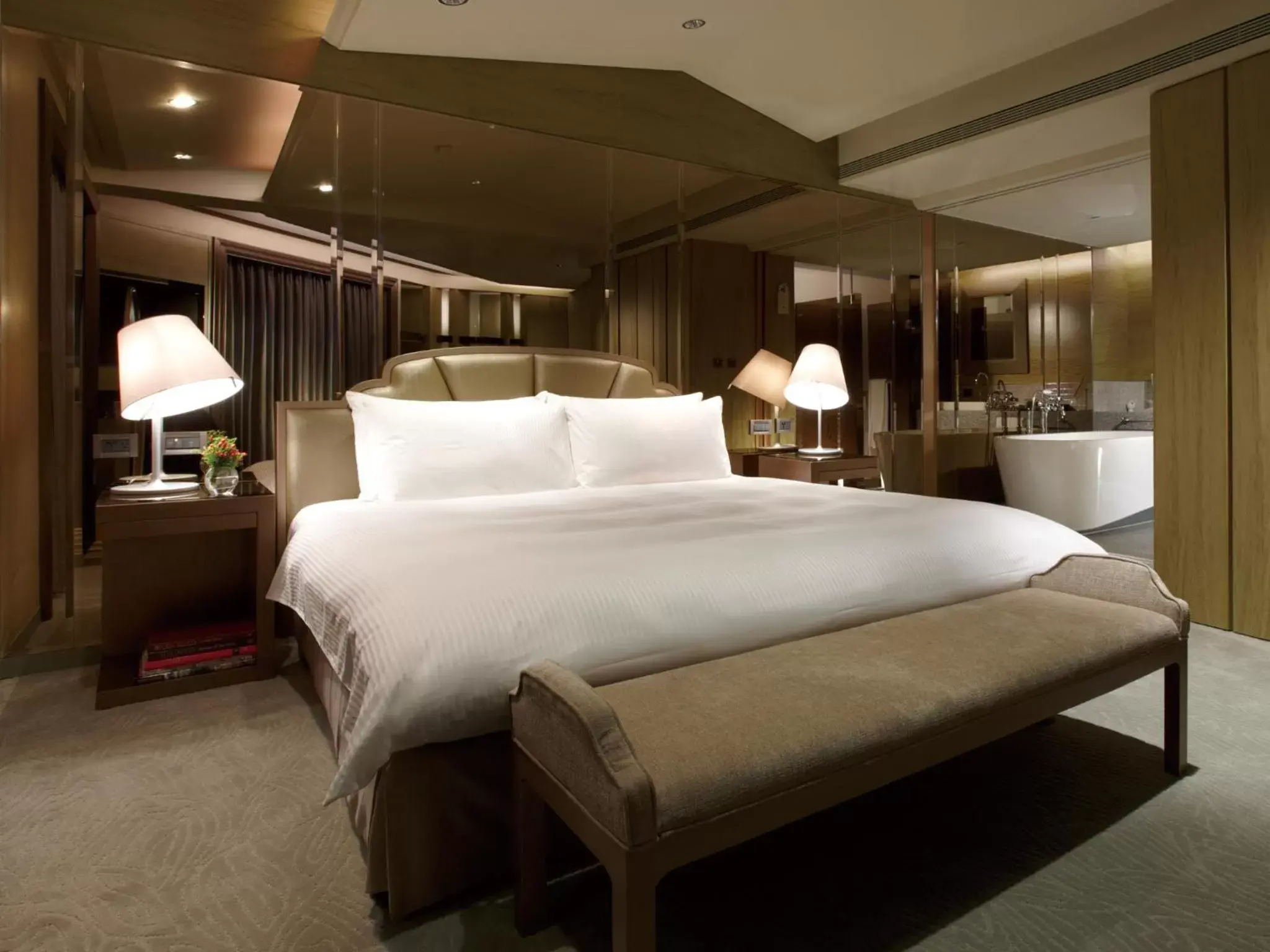 Photo of the whole room, Bed in The Landis Taipei