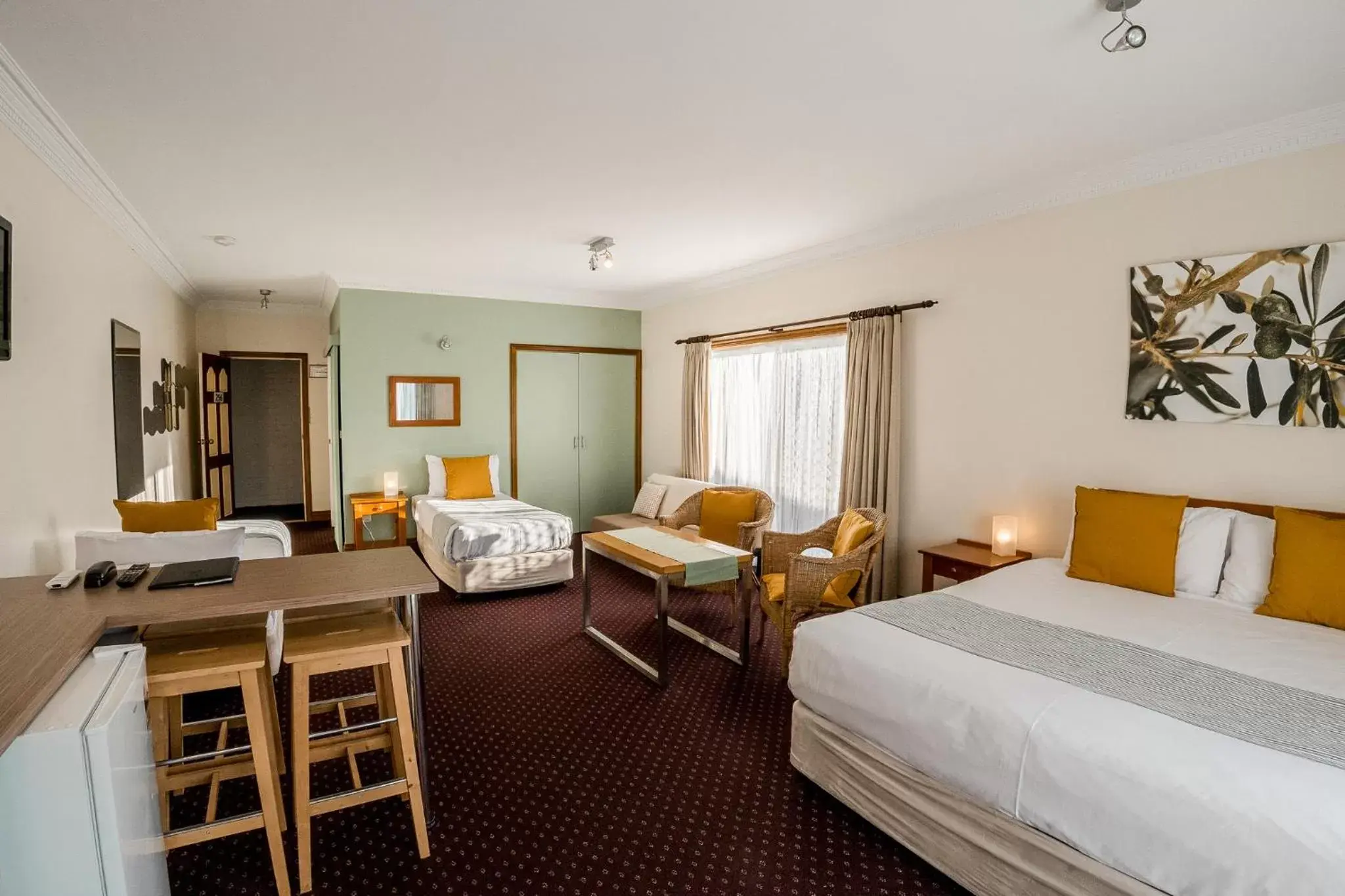 Photo of the whole room, Bed in The Henry Parkes Tenterfield