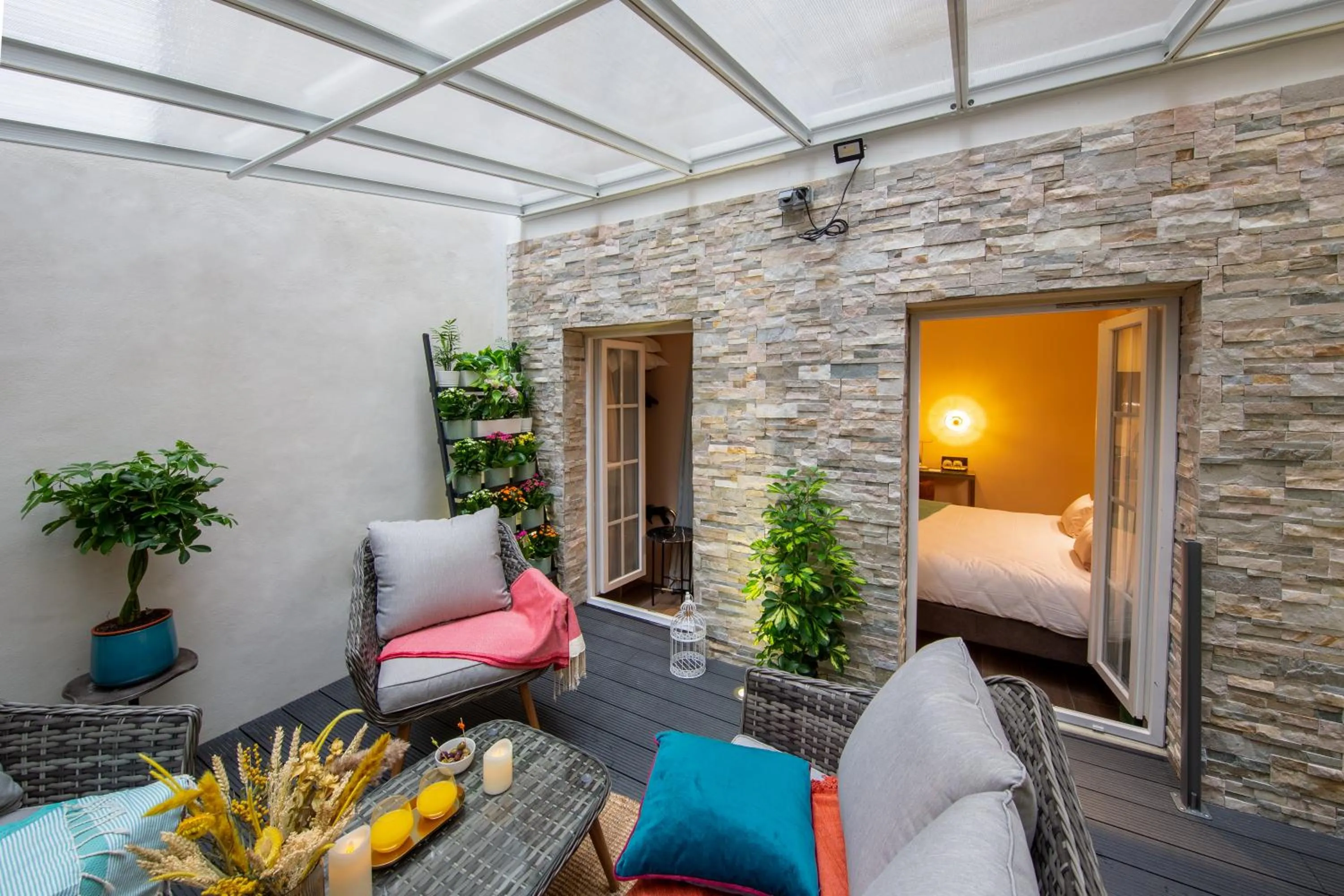 Patio, Bed in Hôtel Veryste & Spa Paris