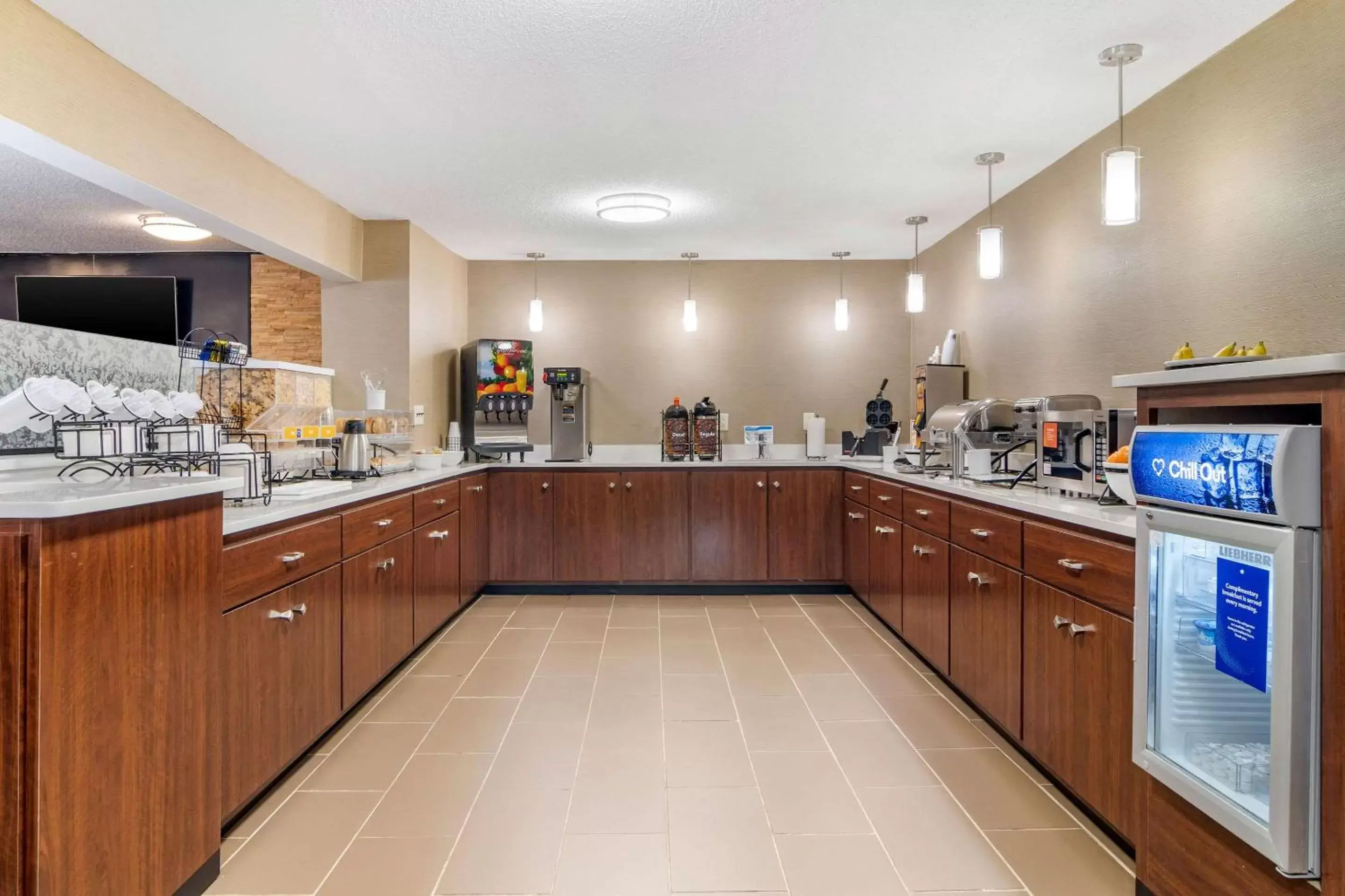 Breakfast, Kitchen/Kitchenette in Comfort Inn & Suites Macon North I-75