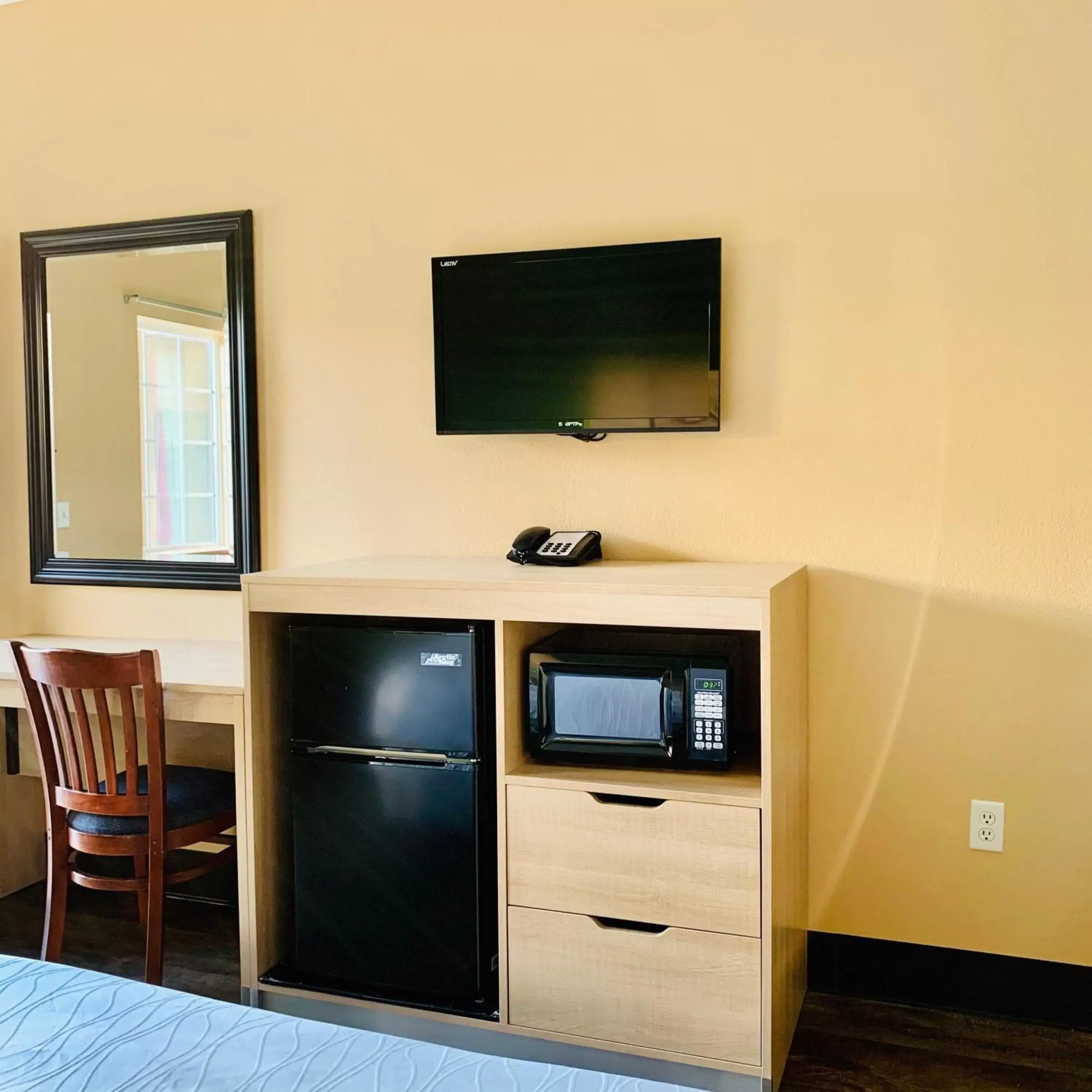 TV and multimedia, TV/Entertainment Center in Weston Inn & Suites