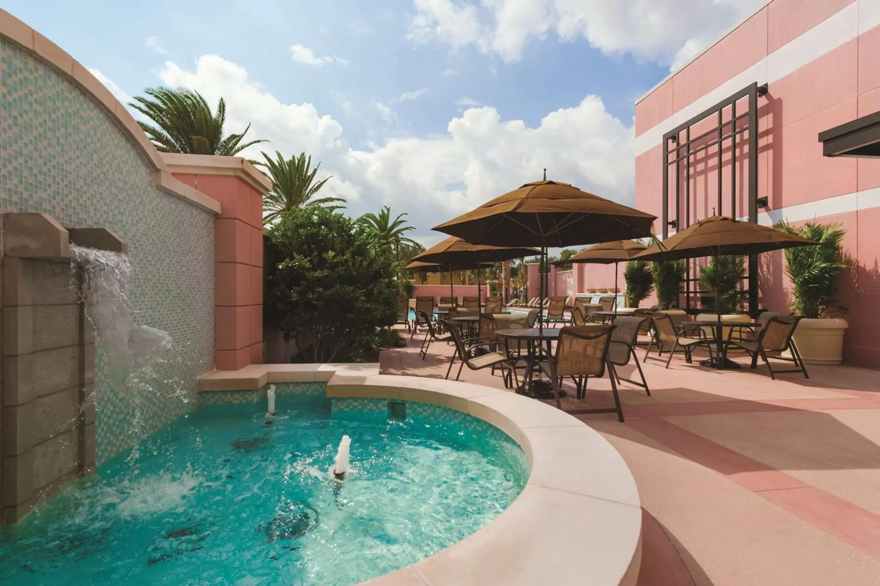 Dining area, Swimming Pool in Embassy Suites by Hilton Orlando Lake Buena Vista South