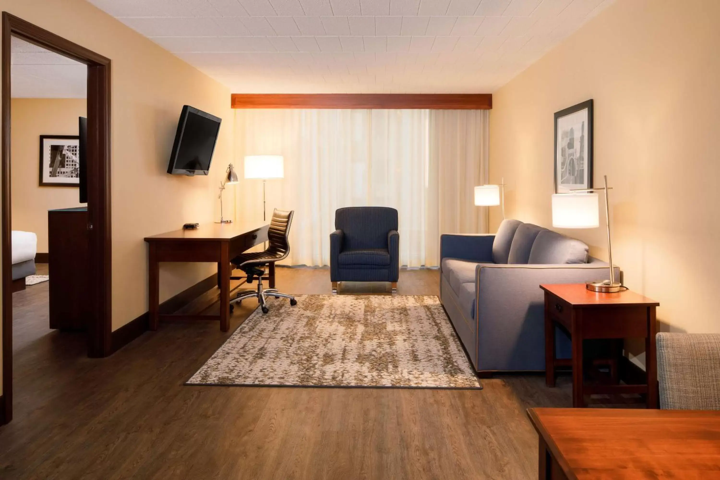 Bedroom, Seating Area in DoubleTree by Hilton Pittsburgh - Cranberry