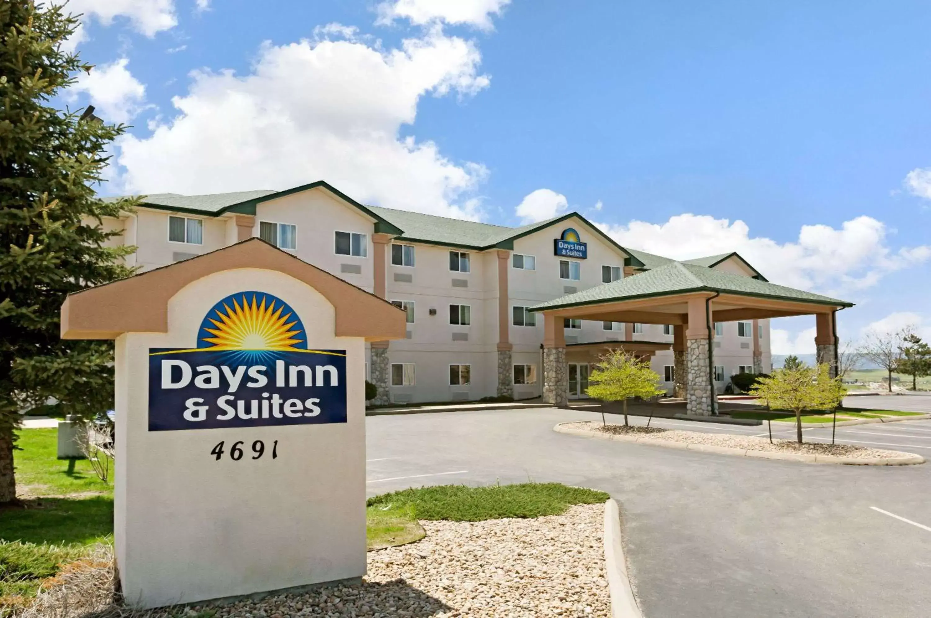 Property building, Property Logo/Sign in Days Inn & Suites by Wyndham Castle Rock