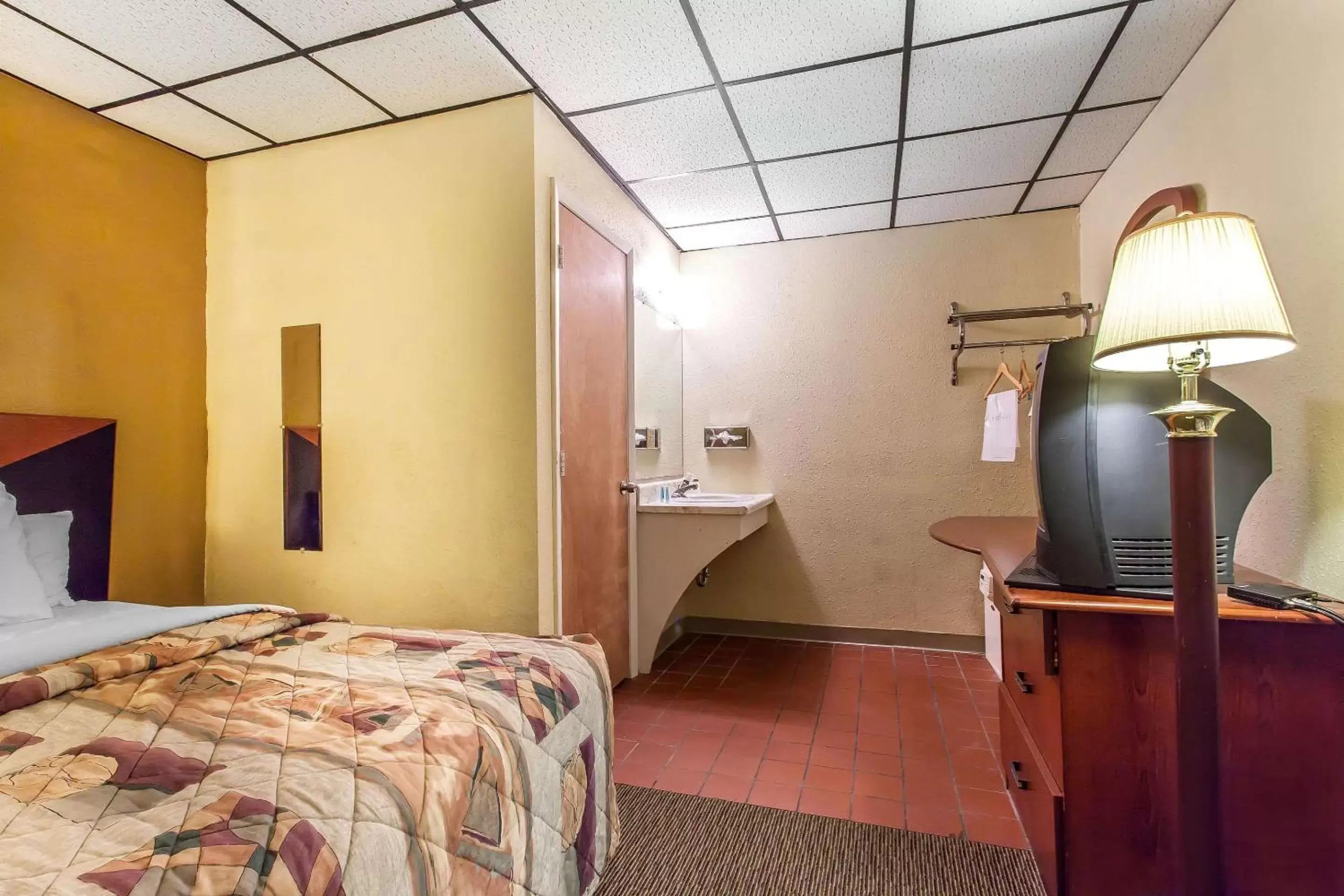 Photo of the whole room, Bed in Rodeway Inn North