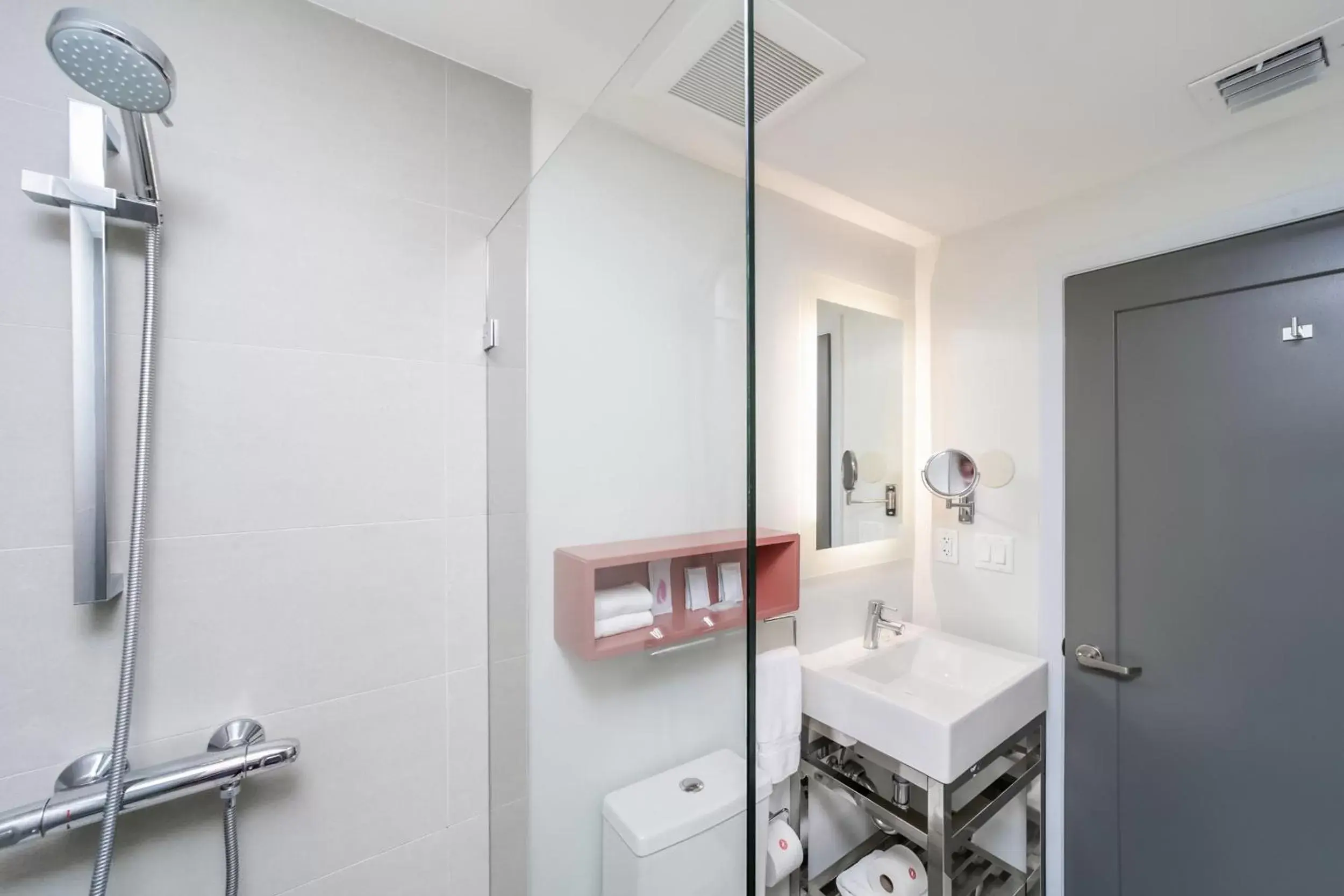 Shower, Bathroom in The Julia Hotel